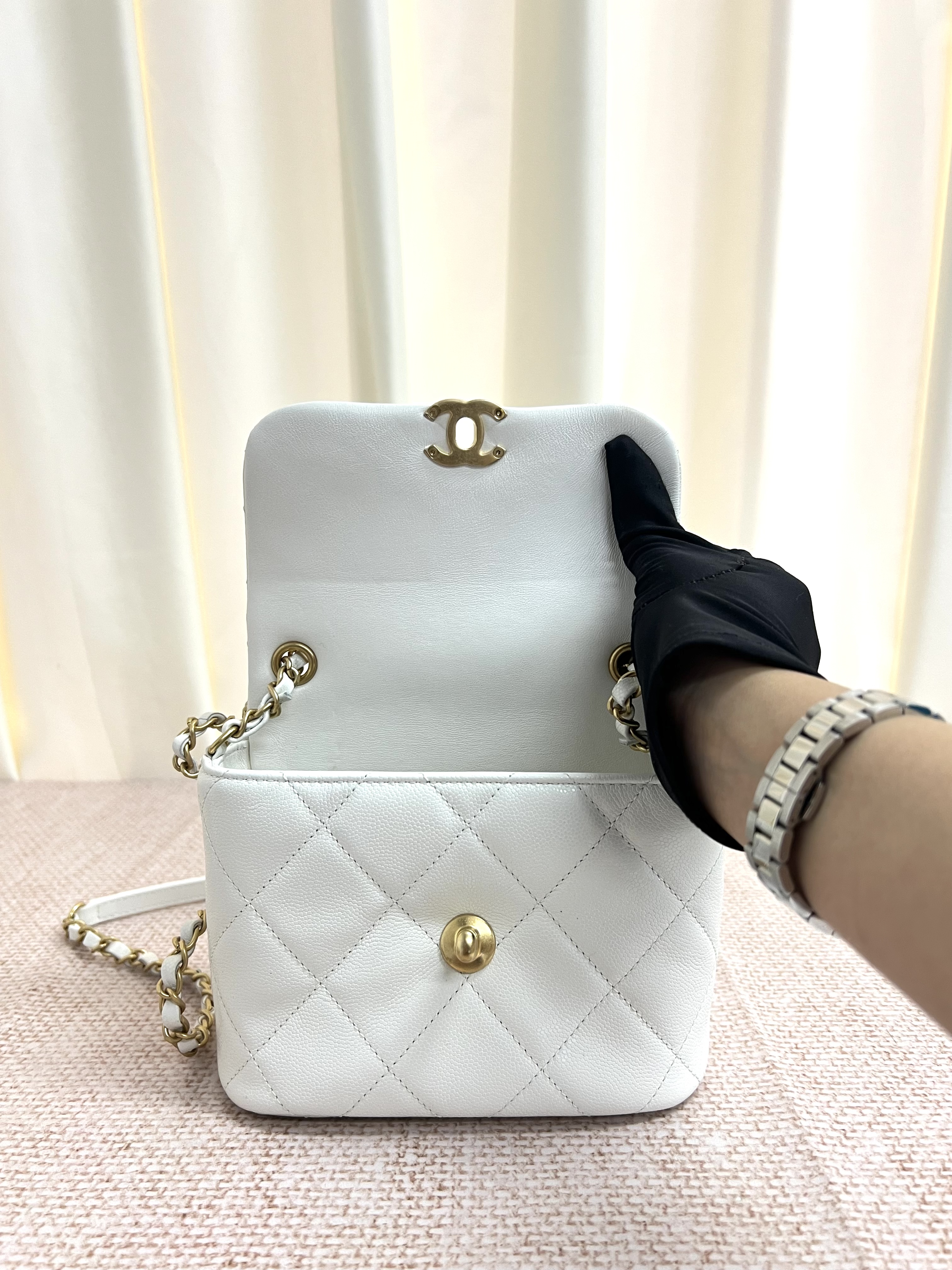 Pre-Owned CHANEL 19 Flap Bag / Product Code: 26042215
