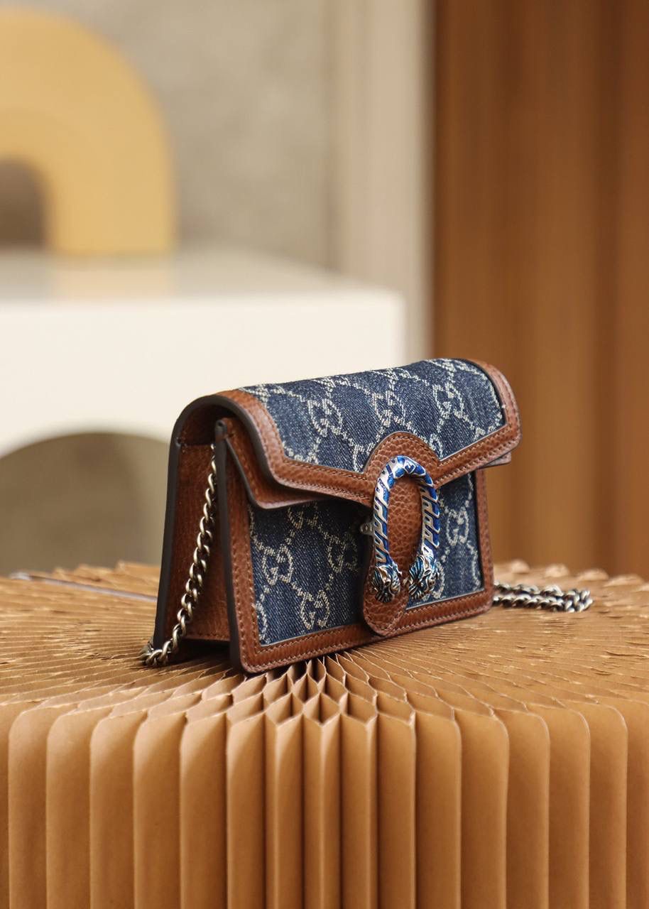 𝙂𝙂 𝘿𝙚𝙣𝙞𝙢 𝘿𝙞𝙤𝙣𝙮𝙨𝙪𝙨 复古牛仔布系列#476433#正品皮 ✐尺寸： 小号：16.5*10*4.5cm 中号：20*15.5*5cm 大号：28*17*9cm 酒神，经典标志性的代表，作为全新的水洗牛仔布面料，展现出强大的品牌魅力，更是为Dionysus系列再添瞩目之作，标志性建筑虎头锁融入了亮丽的蓝色珐琅细节，与牛仔布的深色调形成了鲜明的反差效果，添加了复古元素的配色皮，这设计，太炸眼球咯！🔥🌈