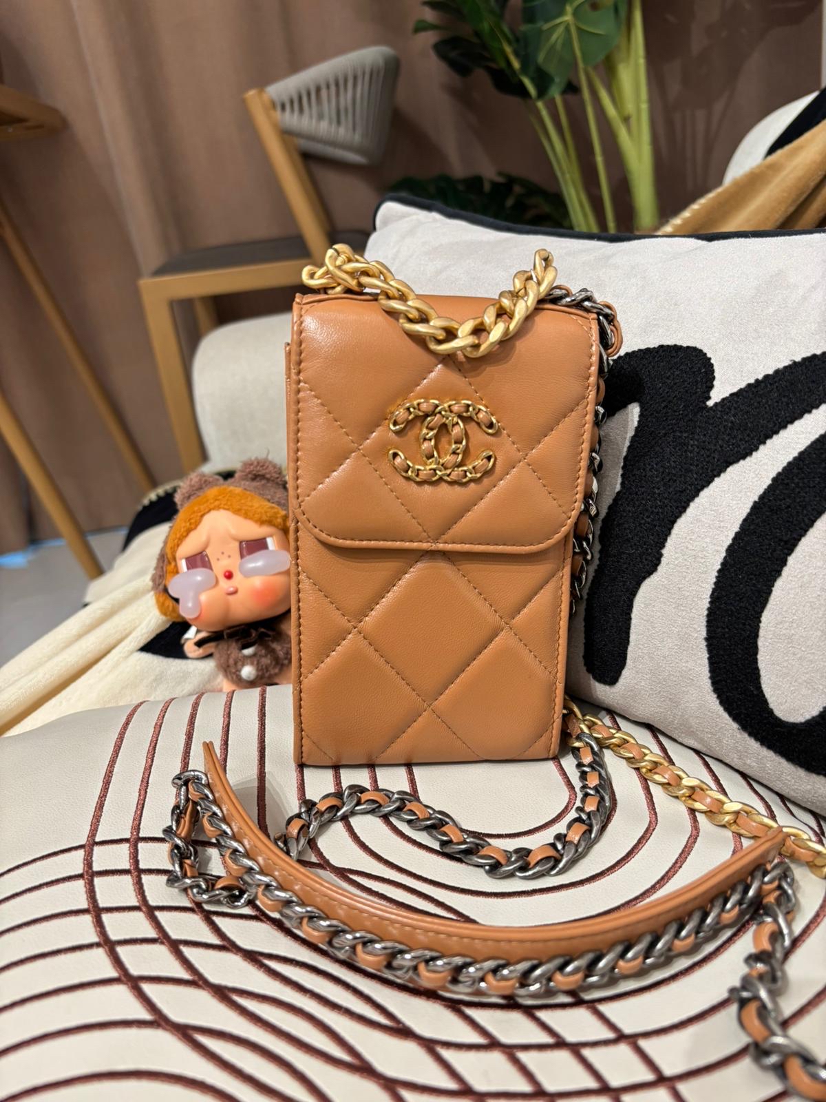 Chanel 19 clutch with chain phone woc 100%Authentic ,98%new ✅專門店收據✅晶片✅dust bag✅box 
