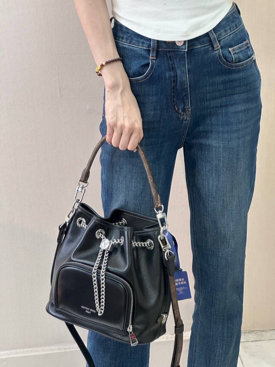 LV炫酷水桶包👜✨ 见多了 这么炫酷的还是第一次， lv本季最瞩目的一只水桶包， 以摩登摇滚型格 焕新经典Noé手袋元素， 正面凸出的拉链袋， 亮银色链条充当抽绳的设计， 将优雅灵动与时髦炫酷完美融合😍❤️