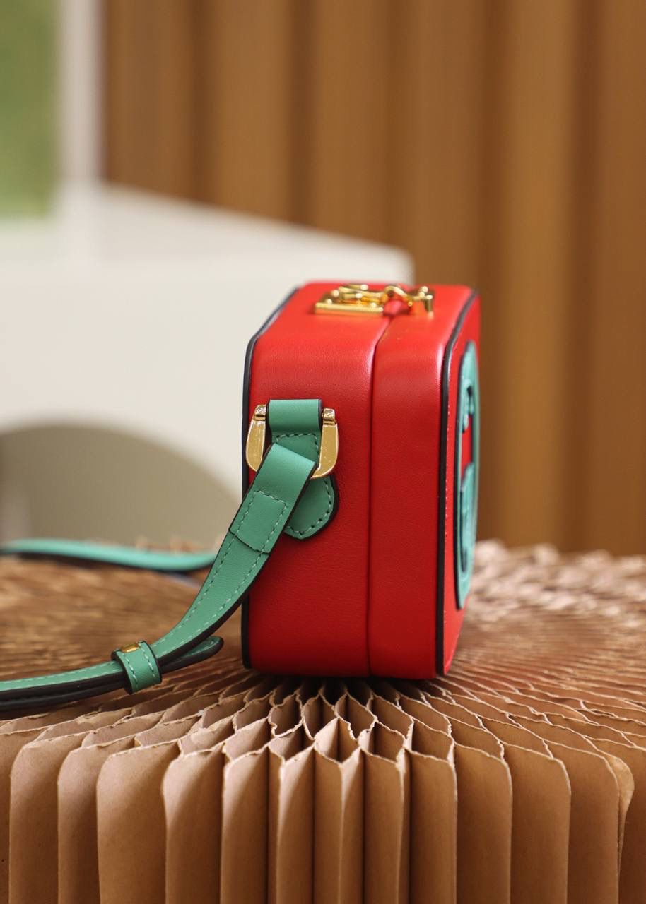 ▪️ 𝙂𝙂盒子包 高级感撞色设计#658230#▪️ ✔️尺寸：17*10*5.5cm 小古新品𝙂𝙂撞色设计盒子包， 这一届的新品太让人眼前一亮了， 撞色的设计搭配盒子包造型， 自带可爱少女气息，竟然附带一丝复古元素！ 盒子包造型搭配经典的𝙋𝙖𝙙𝙡𝙤𝙘𝙠系列锁扣， 可爱的元素搭配经典的搭配融合得恰好！🌈 爱了，双𝙂增添了当代时尚格调！