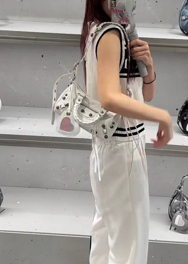 ⏰ ba1enciaga duffle cagole波士顿机车包白色🍚 机车系列壮哉，又出新款咯～ 这只出来也是一眼爱 波士顿的包型真的不要太实用 手拎有腔调，斜挎也不违和 依旧采用原厂意大利VignolaNobile皮料 你们懂的😎 19.8×14×11.9cm743356m