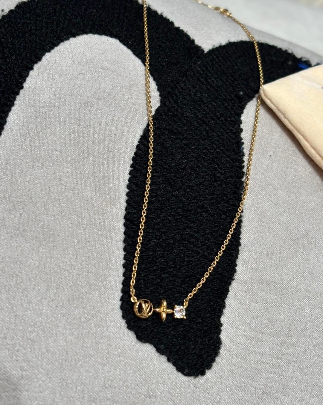 LV petit louis necklace M00368 100%Authentic, 98%new  ✅dust bag 