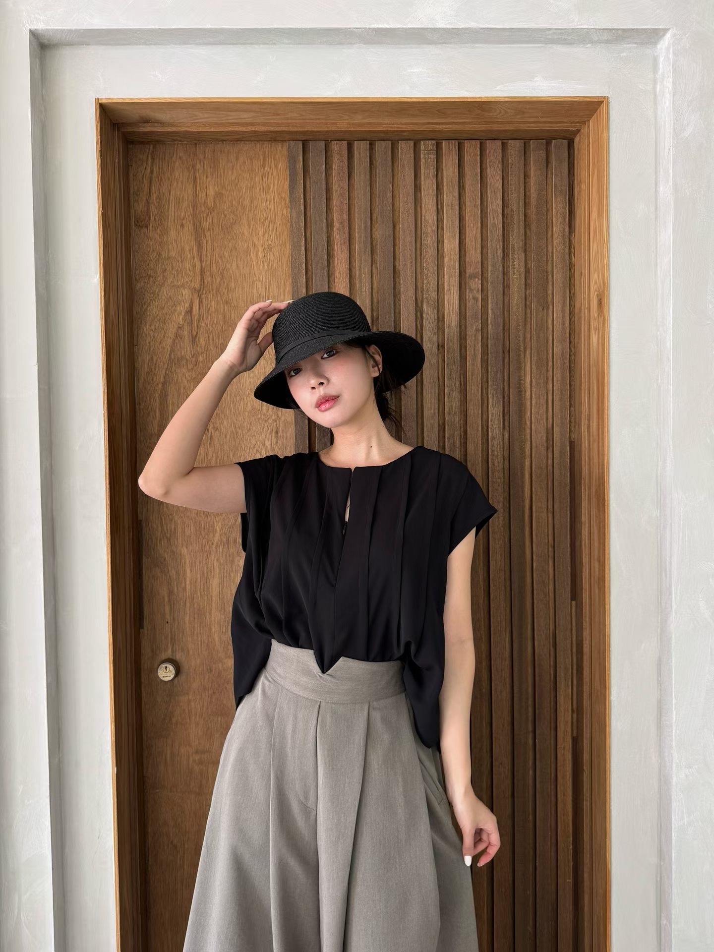 M8 拉鏈v領直紋Top 