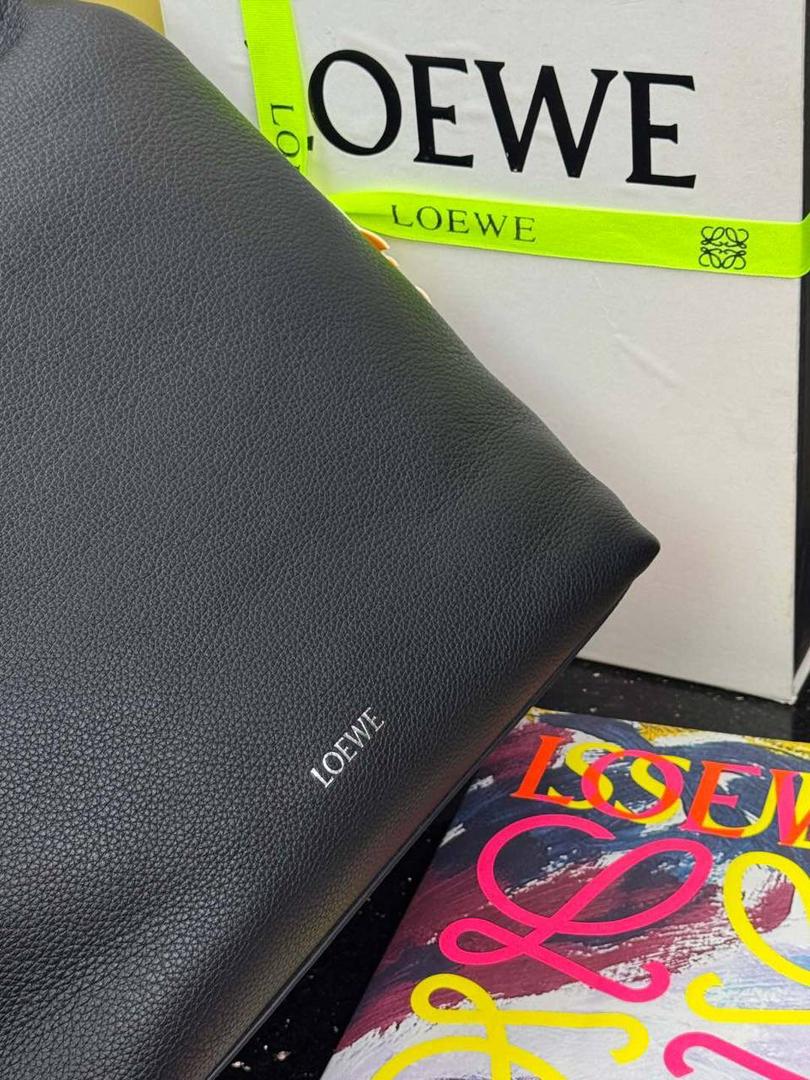 🎈（全钢）新款𝗣𝗲𝗯𝗯𝗹𝗲 𝗛𝗼𝗯𝗼大号 ——【黑色到货💕】 尺寸：𝟮𝟳.𝟱-𝟭𝟭.𝟱-𝟰𝟬𝗰𝗺 编码：652408 【该尺寸配防尘袋】 👉🏻采用进口纳帕小牛皮材质•包包手感超级舒服柔软•自重超轻。 👉🏻正面装饰两颗闪亮的𝗽𝗲𝗯𝗯𝗹𝗲配饰•精致可爱时髦•可调节肩带•腋下单肩斜跨皆🉑。 容量超大•内置拉链插袋•可放置各种证件等小物件•超级实用。