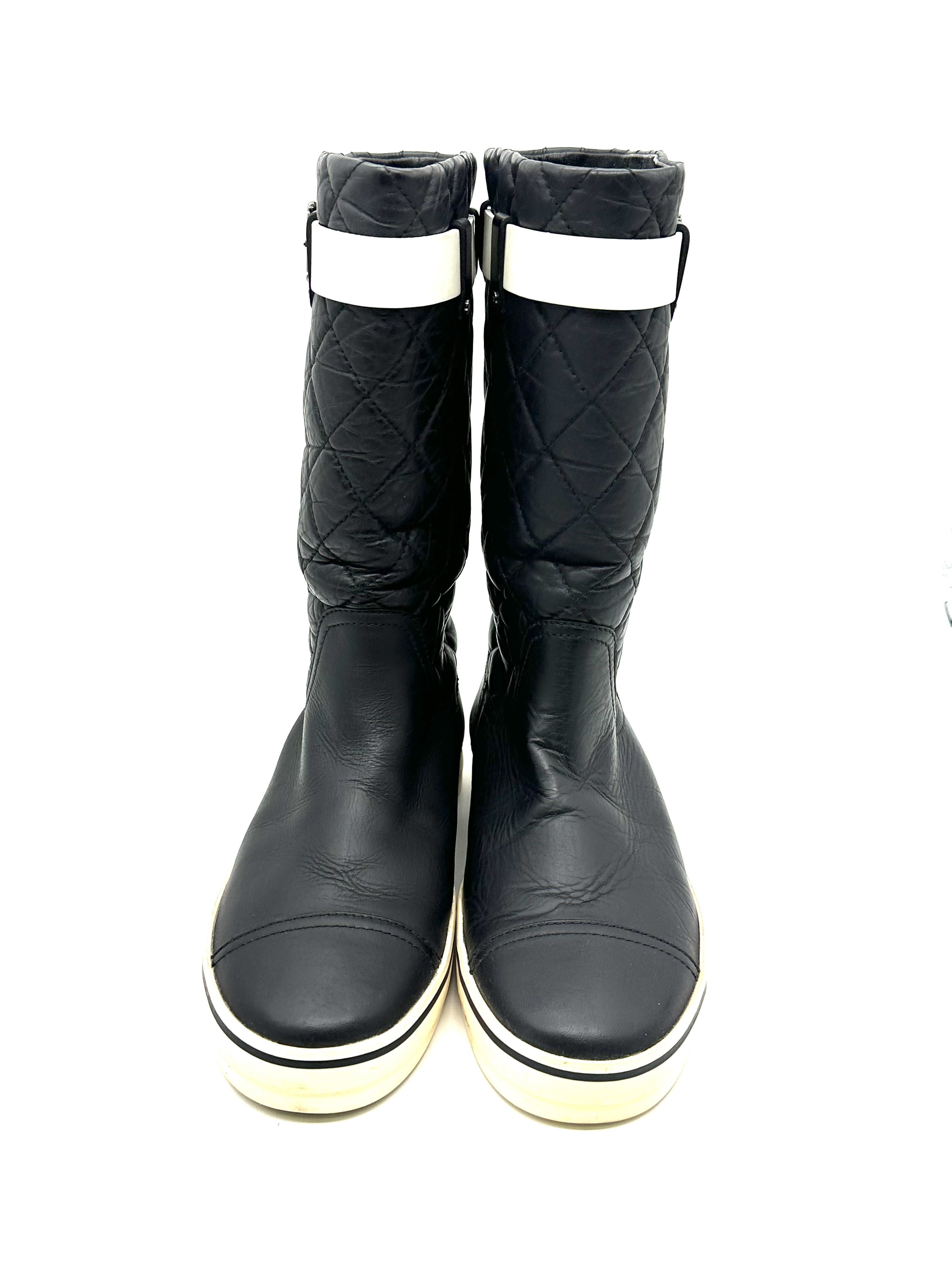Pre-owned Chanel black quilted leather mid-calf boots / Product Code: 26040407