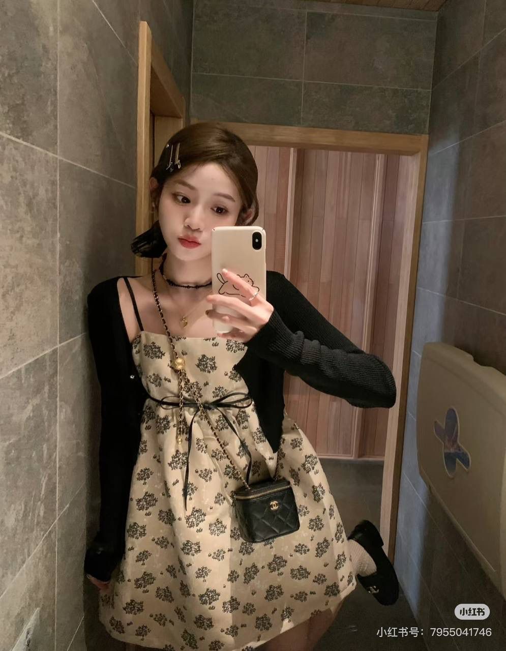 金球口紅包鑒定版👜 一包一碼 支持全球鑒定查驗身份證原廠專G GR皮料過關清單資料可査詢✅ 在時尚的廣袤宇宙中，金球口紅包宛如一顆奪目的璀璨明珠，散發著無可比擬的獨特魅力。 其巧妙之處在於，將口紅收納與精緻手袋完美融合，不僅可隨心調節肩帶長度，更成為點睛之筆，每一次轉動，都宛如開啟時尚魔法的鑰匙 五金：全銅厚鍍24k復古金 皮料：GR原廠小羊皮 尺寸：8.5*11*7cm