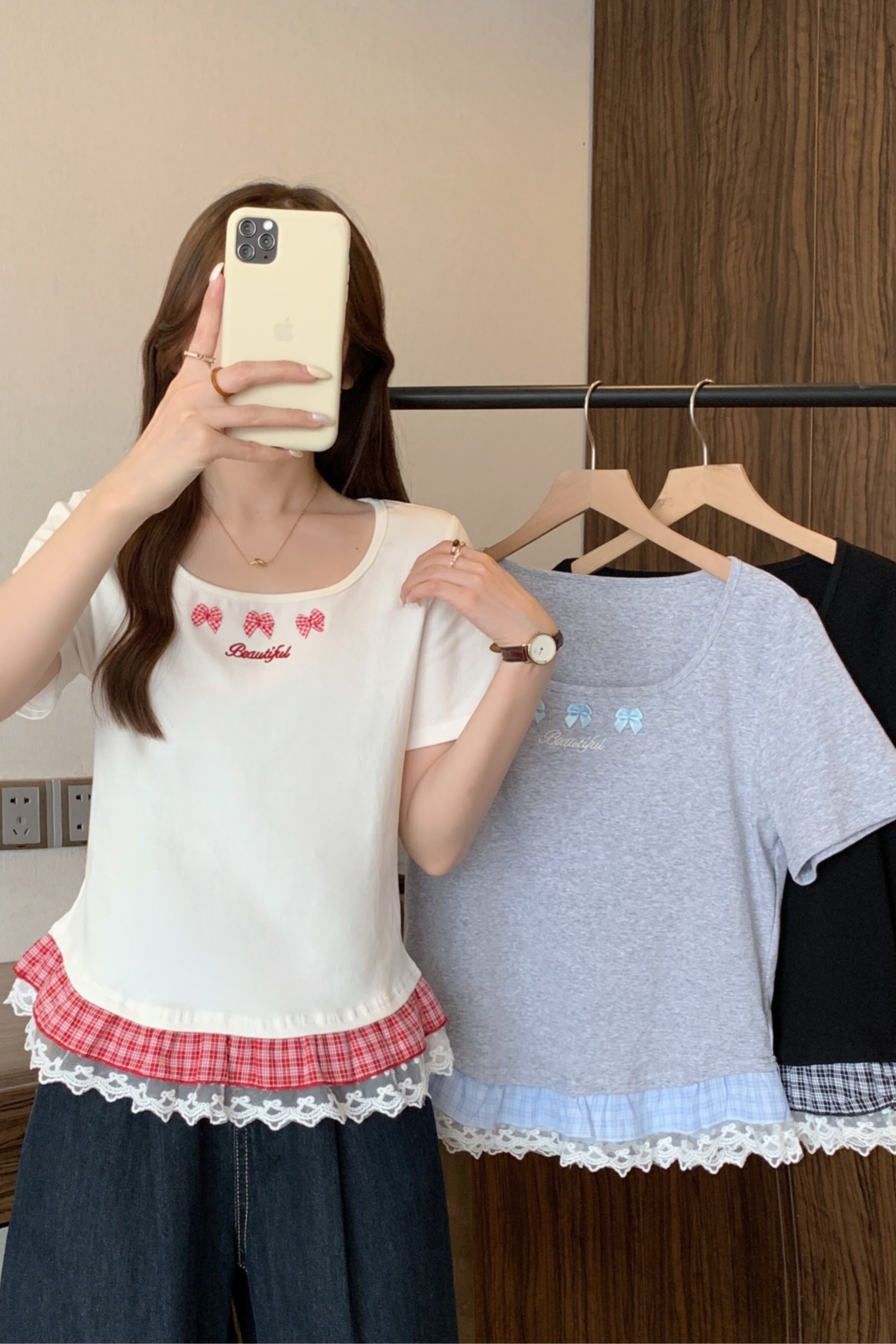 B301(80040) 韩系芭蕾风领边BEAUTIFUL三蝴蝶结下摆格纹荷叶蕾丝3色上衣