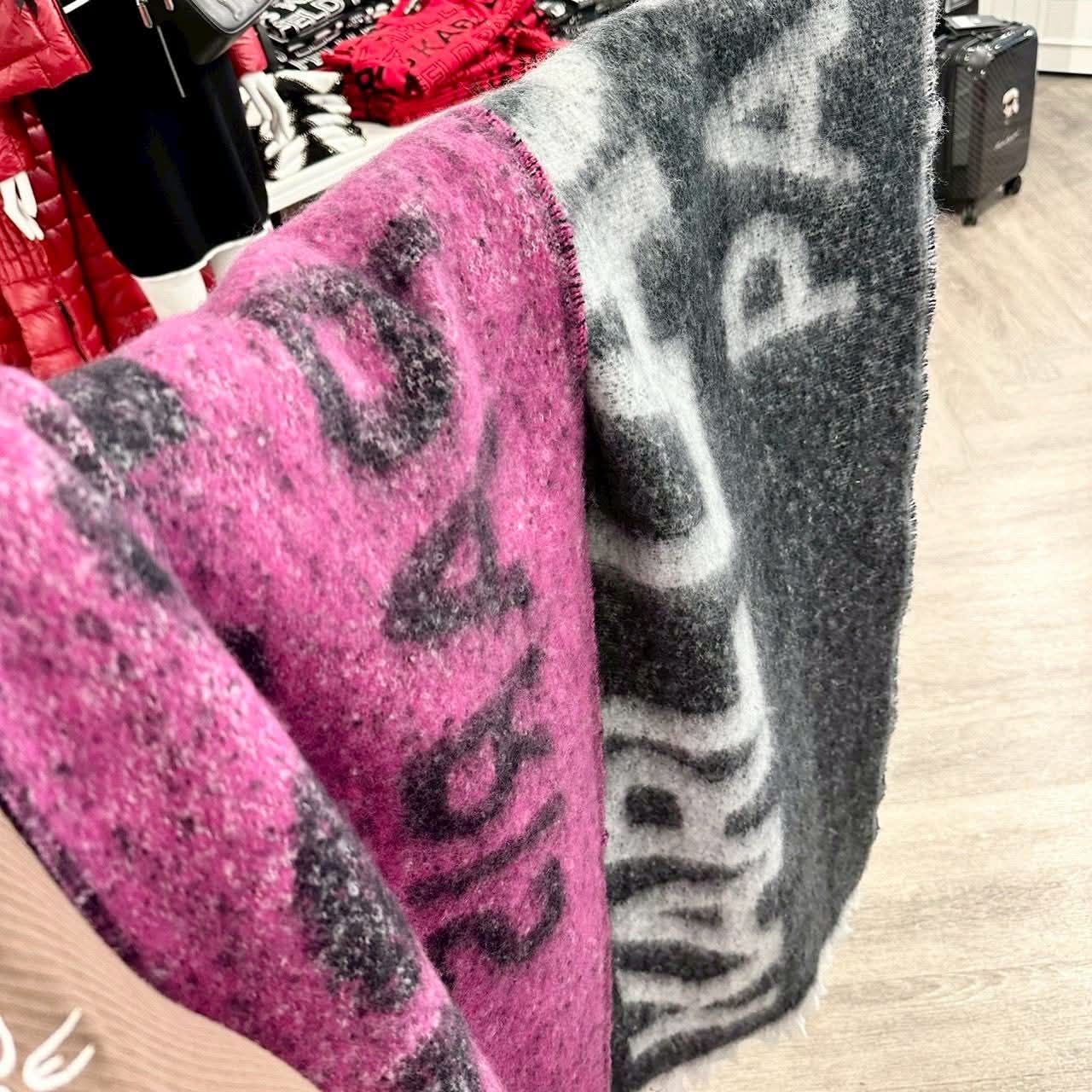 香港現貨-karl lagerfeld Logo Fluffy Blanket Scarf