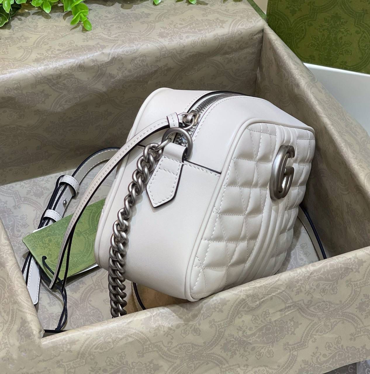 ✈️✈️✈️ 🔥𝐌𝐚𝐫𝐦𝐨𝐧𝐭菱格原厂皮# ▫️型号447632 ▫️尺寸 24*14*8cm 全新经典款相机包 ，整个包身下血本都用了原厂牛皮❗️最基础的包型.立体棱格绣花在灯光下让整个包活跃了起来，肩带可调节上身太好驾驭 不挑身高，也是全球打人必备的百搭单品！