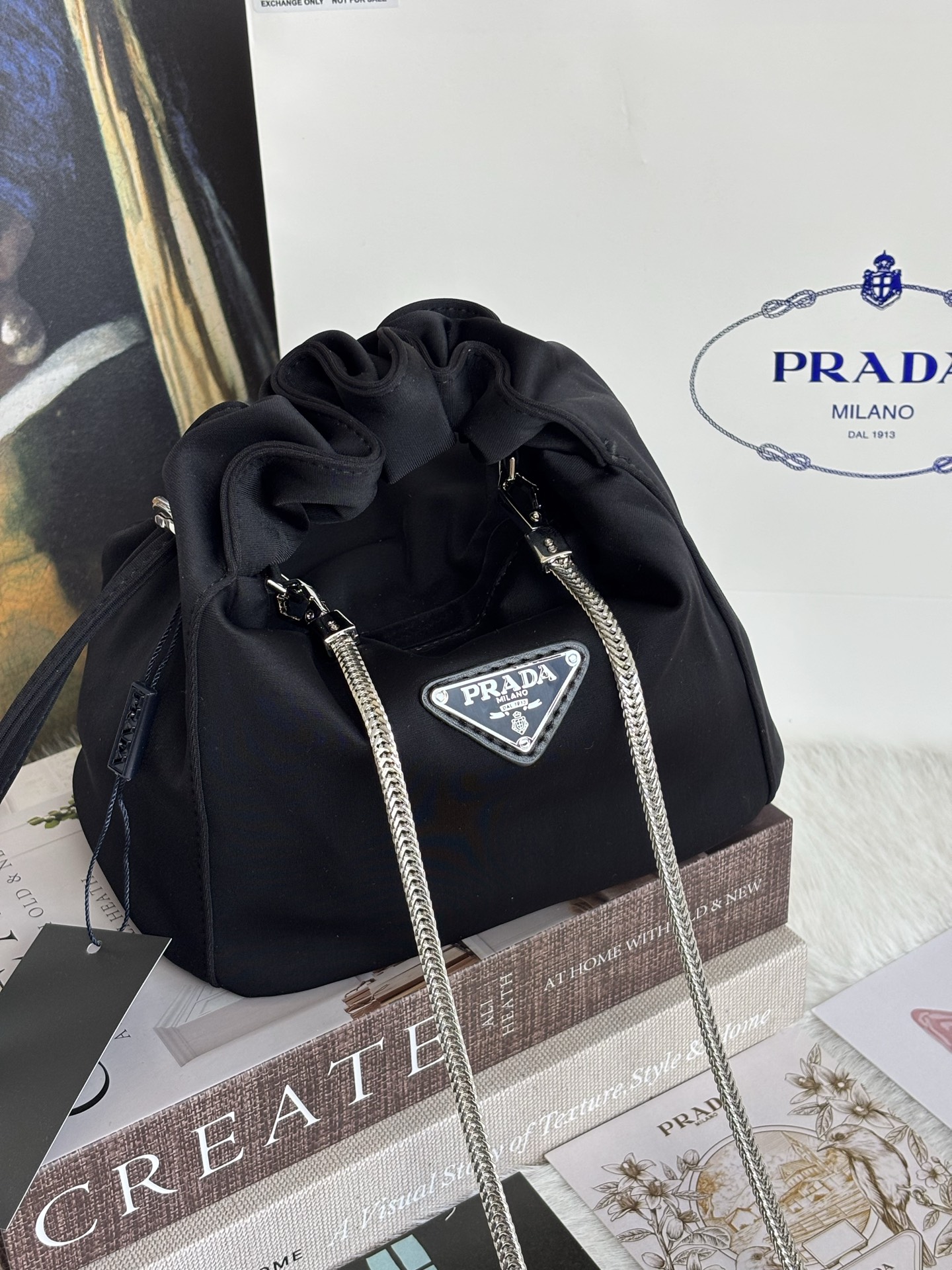 Prada海外VIP禮贈抽繩水桶包