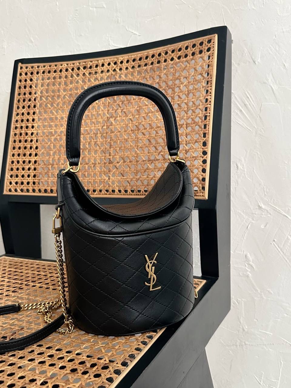 ys1 gaby手提水桶包🍳 哒啦啦，又有新款啦 gaby的延伸系列小水桶 有点像驴家的薯条包🍟 但是它来得更精致 毕竟是小羊皮材质的 手提着真的好好看咯 翻盖的设计更方便取放物品 私密性和安全性也比敞口的更好 一整个大心动！！ 19×17×15cm763961m