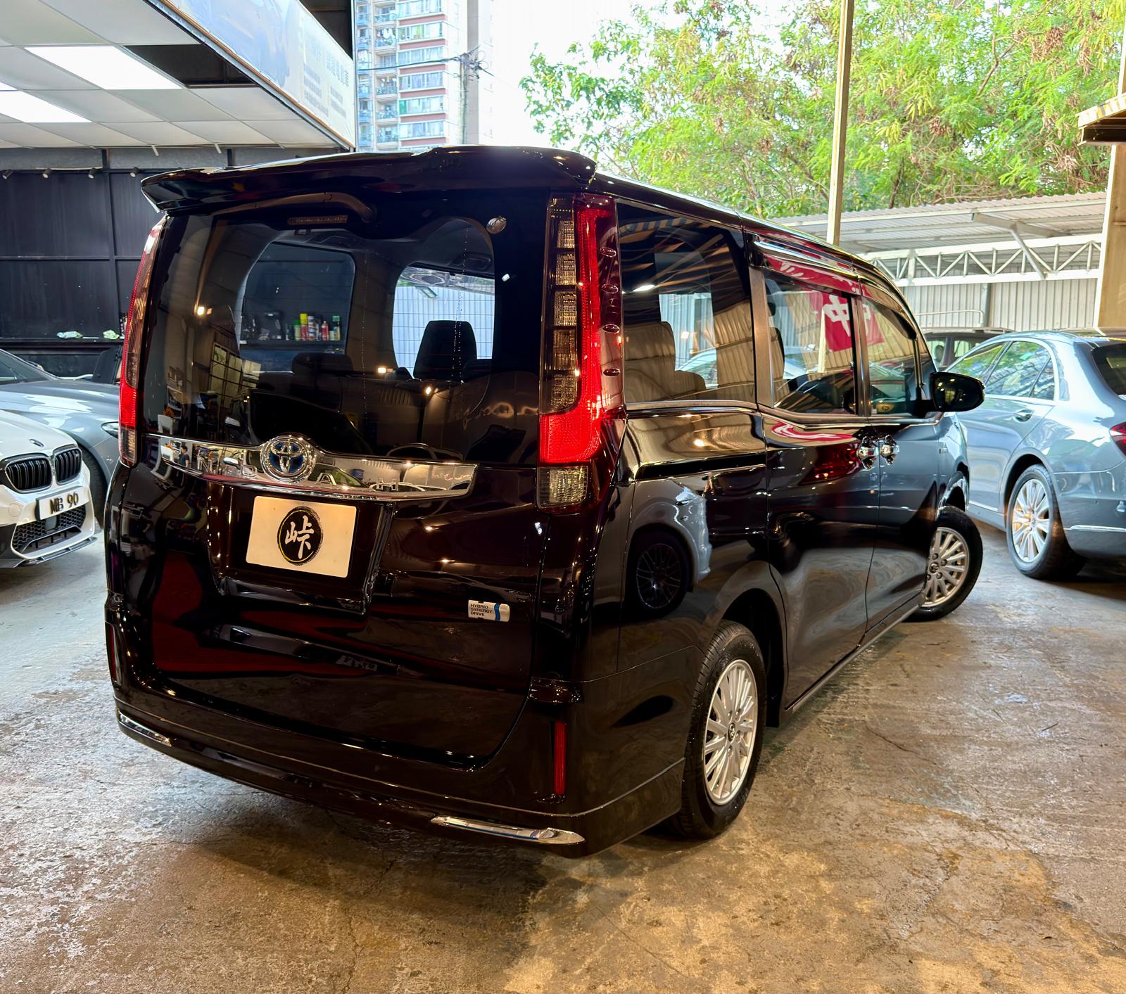 Toyota NOAH Hybrid 2015
