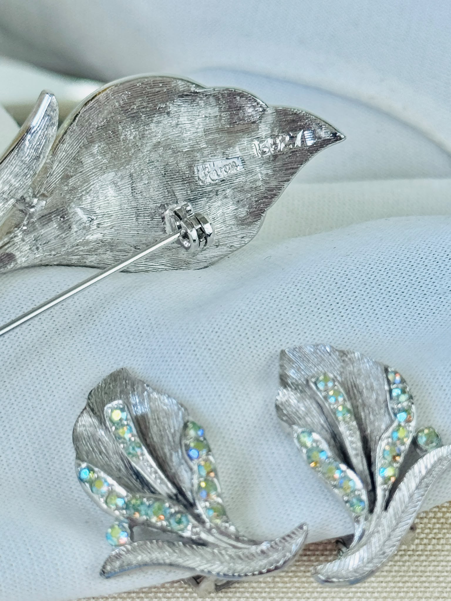 C.a.1950-70s Avon Aurora Borealis lily-inspired floral Brooch & Clip Earrings Jewelry Set (MT2602)