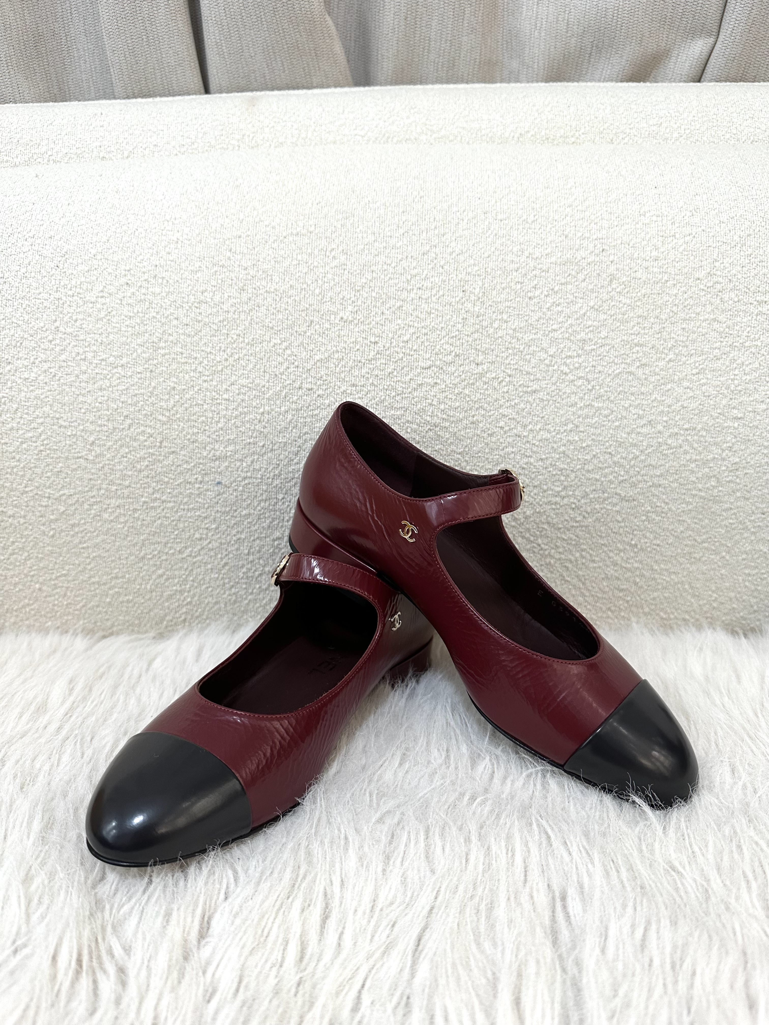 Unused Item Chanel Shiny Goatskin Cap Toe Mary Jane Pumps/ Product Code: 26022136