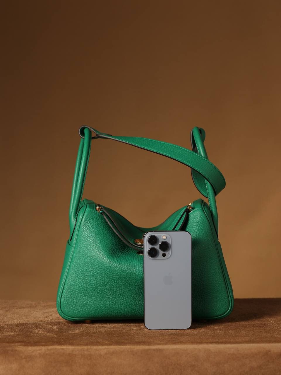 Hermes 爱马仕 Lindy 26cm 丝绒绿金扣👜✨ Lindy 独家渠道货 独家欧洲原厂皮原厂五金组装的ZP尾单货 尺寸：26*18*14 cm Lindy是采用原厂的正品TC皮，什么是TC皮？ 爱马仕专用的clemence,简称tc皮，是Hermes最受欢迎的皮革之一，颜色会比Togo少一些，但是纹路比Togo细腻，含油更高，更软，因此稍稍有些下垂感的特点。