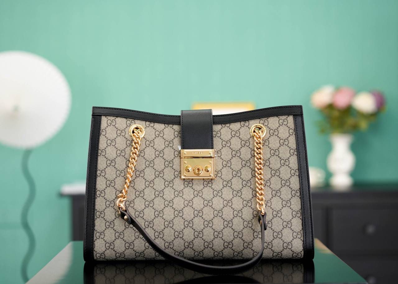 🥯Padlock系列GG中号肩背包 老花黑色 35cm 休闲、随意、有范 且非常大牌的款真的非Padlock这款购物袋不可 这个尺寸比较通勤风一些，大容量 包身轻便，非常适合上班族！ 官方款号 479197 尺寸：35x23.5x14cm