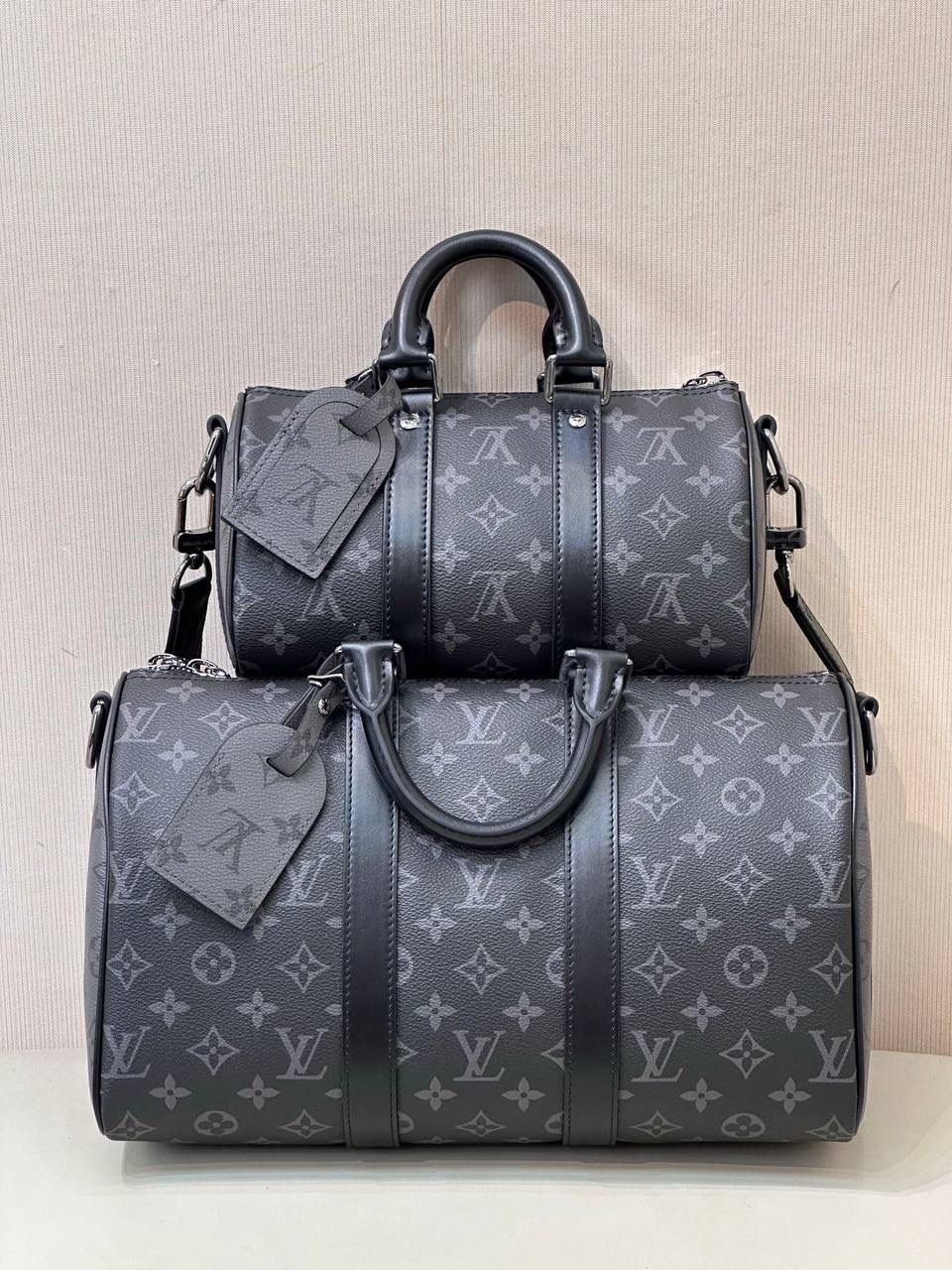 LV Keepall 黑老花系列 🖤✨ 潮男最爱款，男女都能背 😎 低调黑老花拼灰色，帅气又百搭， 小巧但很能装，随便一背就很有型，凹造型神器 💯 经典 Eclipse Reverse 帆布，老花两侧倒置设计，低调中带一点小巧思～牛皮包边＋宽肩带，背重也不累 👍配皮革手柄＋可拆可调节肩带，手提、肩背、斜挎都行 📏 尺寸 小号：25 × 15 × 11 cm 中号：35 × 17 × 21 cm