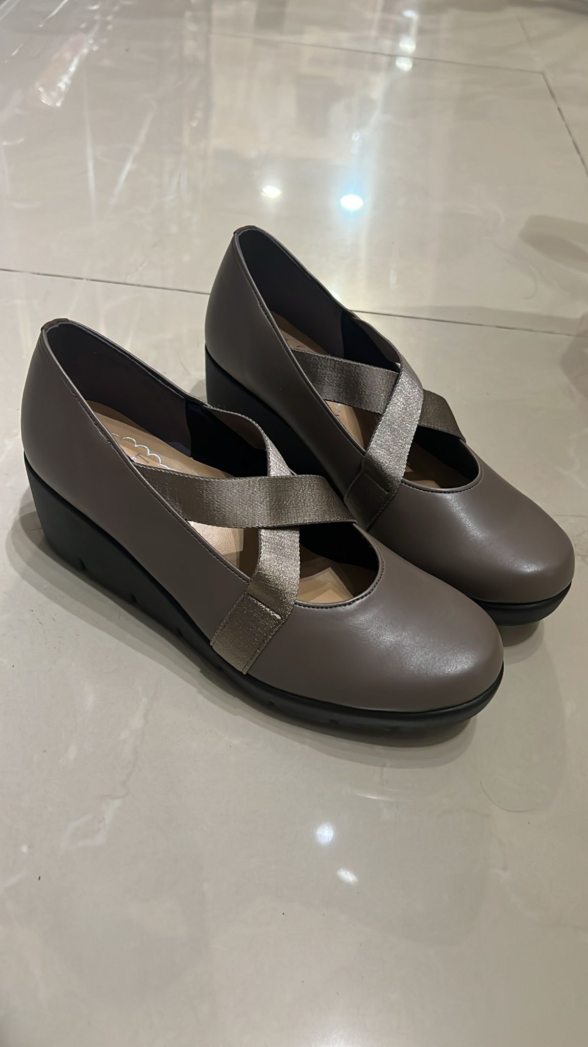 優雅交叉帶坡跟女鞋