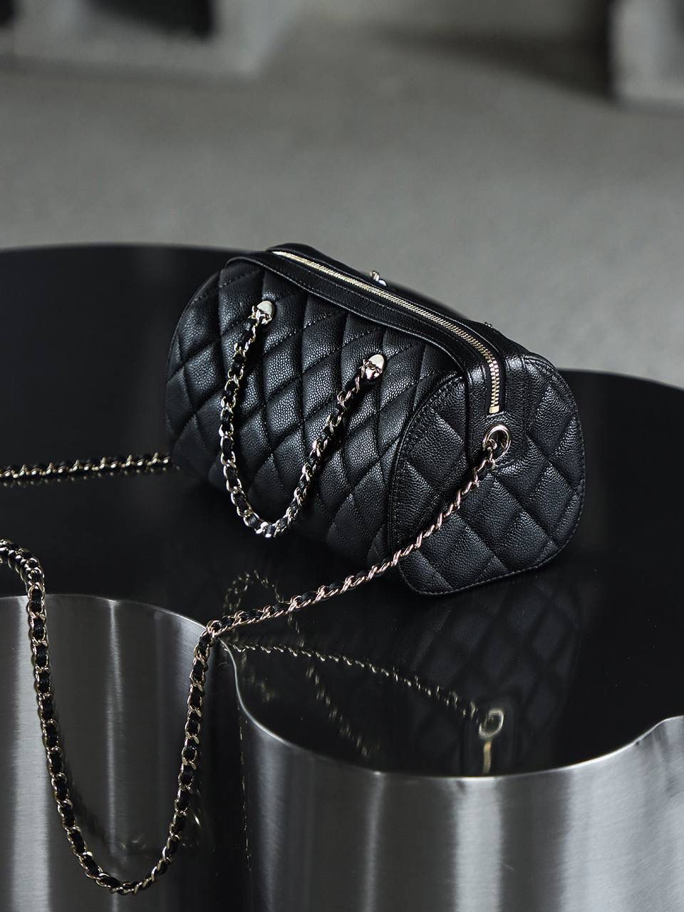 25P迷你保龄球鑒定版👜 一包一碼 支持全球鑒定查驗身份證原廠專G Hass皮料過關清單資料可査詢 25P春夏季的黑馬波士頓保齡球！ 時尚就是經典的輪回，保齡球圓筒的造型超可愛！ 包身圓潤流暢的線條，既保留了復古韻味，又融入了現代時尚感！ 五金：厚鍍14K淡金扣 皮料：Hass中球纹牛皮 尺寸：11.5*18.5*11cm