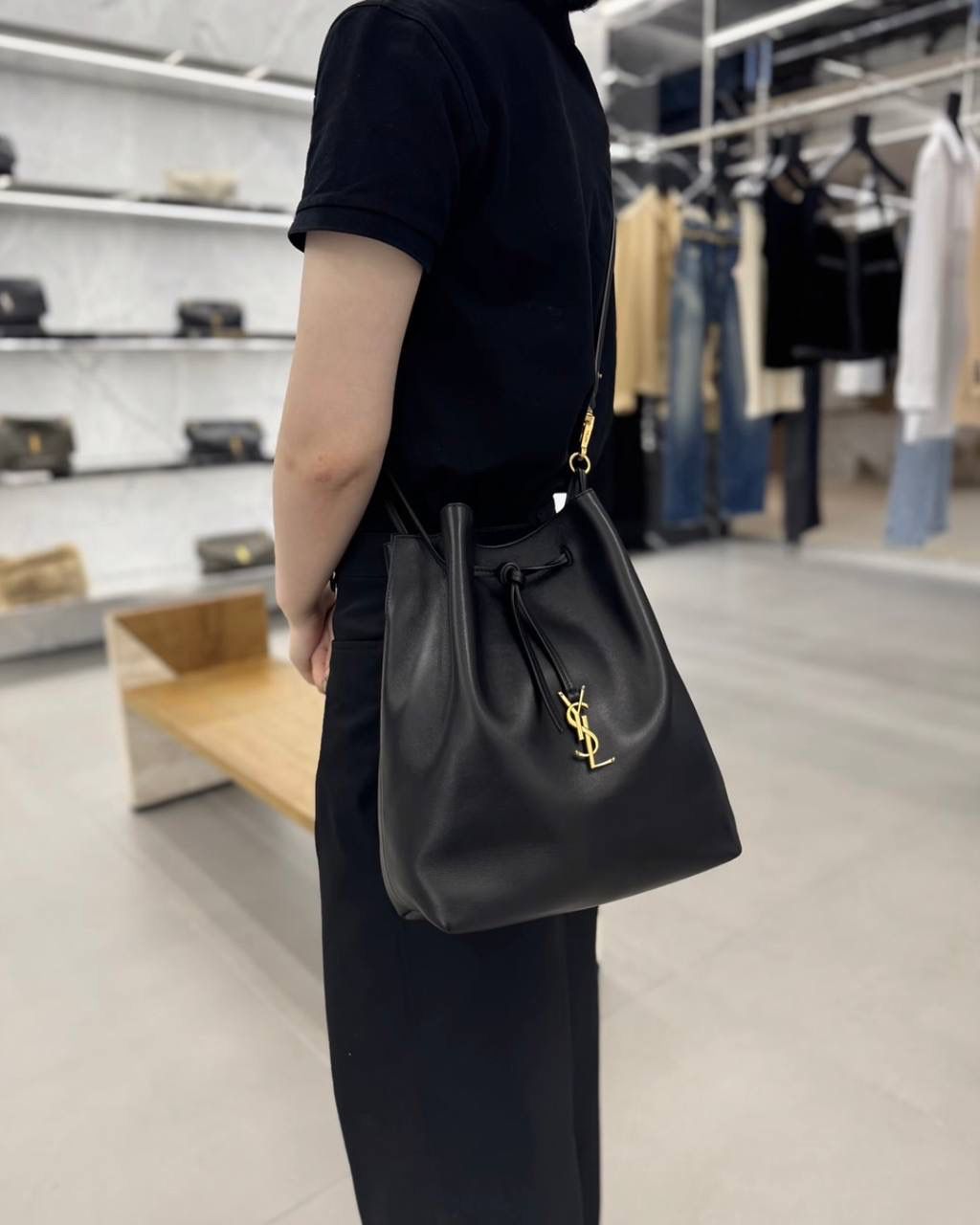 ys1 paris vii羊皮抽绳水桶包🕋 我好爱小羊皮的手感啊 摸着像婴儿皮肤一样柔软 居然被一只包包治愈了 这两年ys1的tote可以说是一骑绝尘 颜值上真心秒杀其他牌纸的托特包 这只水桶包既保留了他家飒爽姐姐风的调调 软软的包身又综合了一部分"杀气"，哈哈哈 两种背法，可腋下，可斜挎～ 容量方面就更不用担心了 托特该有的功能它都有 特别是又大又轻这一点！ 这可不是什么托特都能做到的😌 30×24×12cm804302m