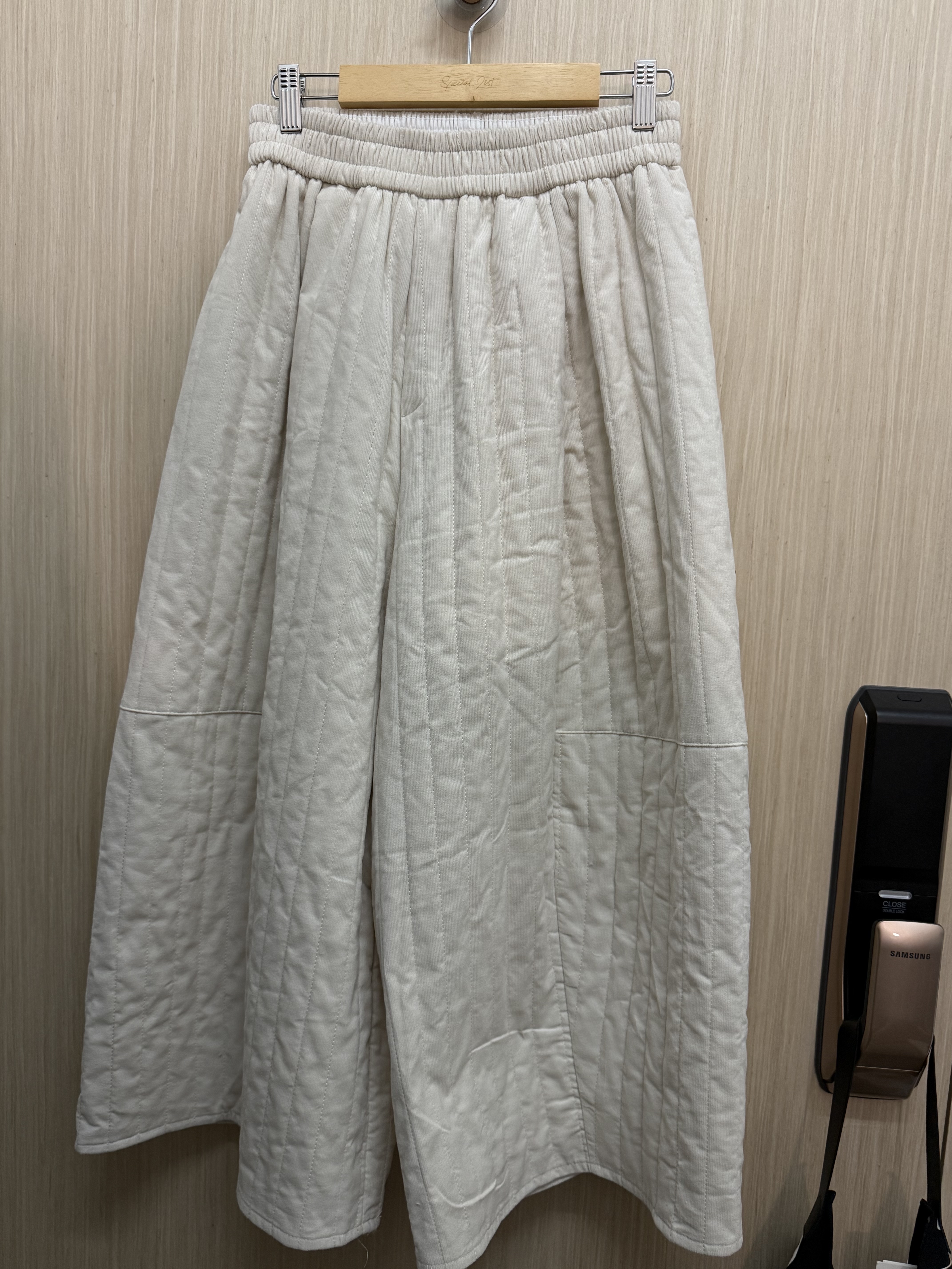 薄燈芯絨直紋裙褲