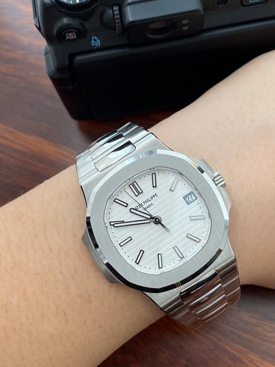 鹦鹉螺市场独家专用机芯，升级无噪音刻字版原版机芯🔥🔥 详细升级解读: 1.升级机芯全部精雕刻字，清晰不磨损，纹理做到极致。 2.升级自动陀片，采用瑞士超精密轴承，业界史无前例的安装陀片工艺。做到百分百降噪音。 3.原版机芯，无假夹版，无假摆轮，无假红宝石。WY-3k厂完整的复刻出3.3毫米的绝版高品质324SC机芯. 4..升级表盘刻度夜光超亮，而且整体做到和谐一致同步亮度。 5.鹦鹉螺经典蓝盘，目前改进与正品一致的颜色，秒杀其他工厂的表盘细节和做工。 6.日历窗口每一只手表做了水平正位，不出现偏斜遮挡。 7.把头调节档位顺畅度的多次调试，调试到最佳状态。使得升级版手雷调校时间和上链的手感畅顺 8.升级了整个手表厚度8.3毫米，完美实现全网最薄机械表，等同原装厚度。佩戴起来舒适无比。 9.重点强调324Sc机芯顺时针调日历，也就是由上往下调日历。注意辨析和正品一致。 10.调节时间的时候，拉表冠二挡。大秒针是不停止的。和正品也是一致。