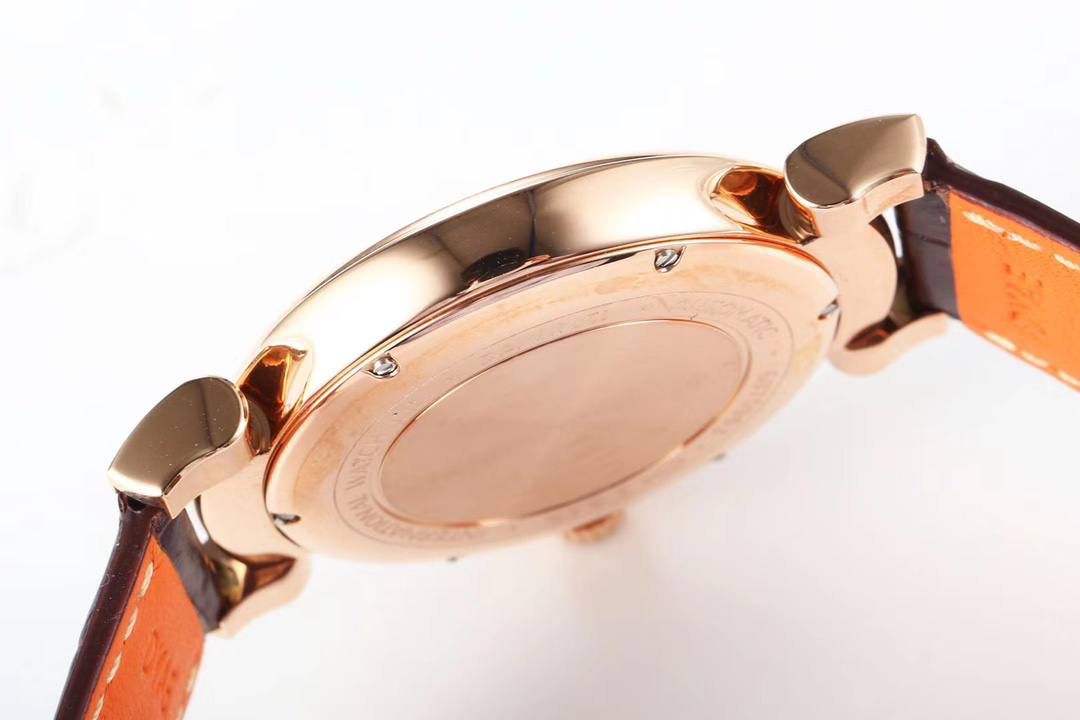 IWC达文西系列 【温文尔雅 表中典范】MK万国新款腕表——达文西356601横空出世。尺寸40毫米X10毫米 柔软耐用的ITALY小牛皮表带配合传统式精钢表扣，最大限度满足了舒服贴手的体验。【表壳】每一个浑圆型的表壳都经过mk制表师专心致志的打磨，可移动式表耳使表带更加贴合手腕。两者配合使腕表产生独特的复古魅力。【表盘】铜制的表盘加入镀银的工艺 mk探索正品工艺不断挖掘原装技术本源。每一个阿拉伯刻度都由mk制表师镶贴而上，体现其精湛的技艺。字面上的logo印刷采用于原装一样的浮雕式印刷工艺，美轮美奂且富有立体感。【机芯】采用优雅纤薄的海鸥2892自动上弦机芯，具备逆时针调试日历的功能（吻合正品）我们精心制作出万国表独特的外观魅力，更是追求复刻其内在的灵魂。