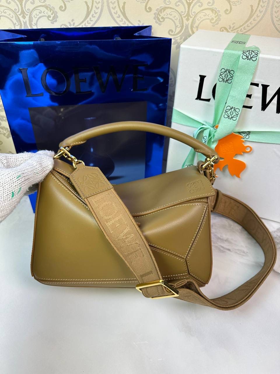 🅰️小号 𝗣𝘂𝘇𝘇𝗹𝗲最新版本❤️ ——（缎面/织带款） ✅经典拼图系列，不规则立体几何设计，最具辨识度的立体廓形和几何美学，顶级进口小牛皮搭配德国沙菲线，独家定制五金，𝗬𝗞𝗞拉链拉头 ✅容量超大，颜值高，四季百搭，新款自带可拆卸𝗟𝗢𝗘𝗪𝗘织带宽肩带‼️ 尺寸：𝟐𝟒-𝟏𝟎.𝟓-𝟏𝟔.𝟓𝐜𝐦 款号：061609织带款橡木棕