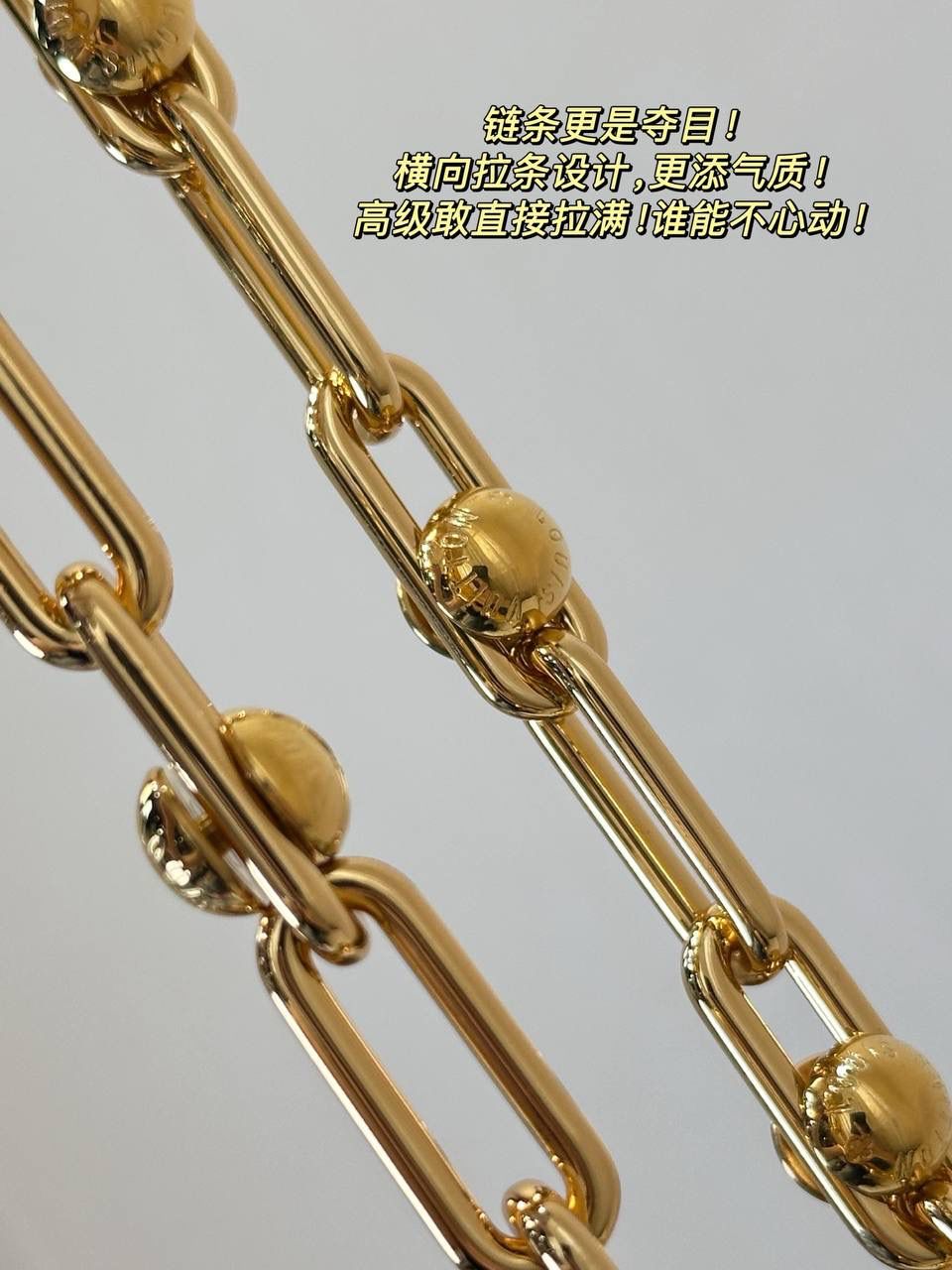 LV化妆包白三彩👜✨ 包身灵感来源于Louis Vuitton的vi老花旅行箱。以经典的方圆化妆包造型打造设计，让这款包包独显个性，搭配手提手柄与可拆卸链条带，日常手提肩背斜挎都很方便，不会觉得繁重。 包身缤纷的三彩Monogram，像是打翻了颜料盘，让整体变得特别年轻、有活力。不愧是村上隆和LV联名的系列！🌈❤️ 尺寸：19-12-6.5cm