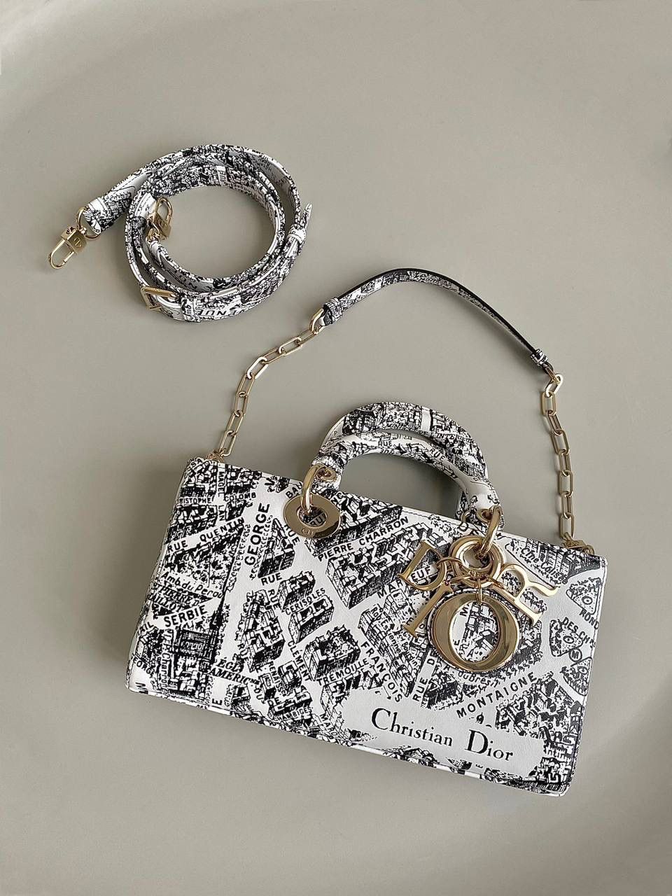 巴黎地图中号🩶🩶 𝗗𝗶𝗼𝗿 𝗗-𝗝𝗼𝘆 𝗯𝗮𝗴涂鸦款，新色 把巴黎地图以涂鸦艺术印花在整个包身也是绝了 黑白色调干净利落，复古又神秘的法式浪漫 长方包形，短链条➕细长肩带直接封神！！😍💕 复古时髦感超强，真是什么场合都可以把住 绝对是lady中的天花板了，强势出圈啦姐妹们 26 x 13.5 x 5cm