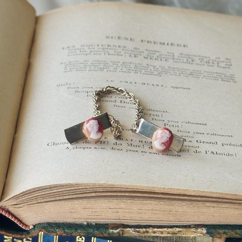Vintage Resin Cameo Small Sweater Clip (MT2477)