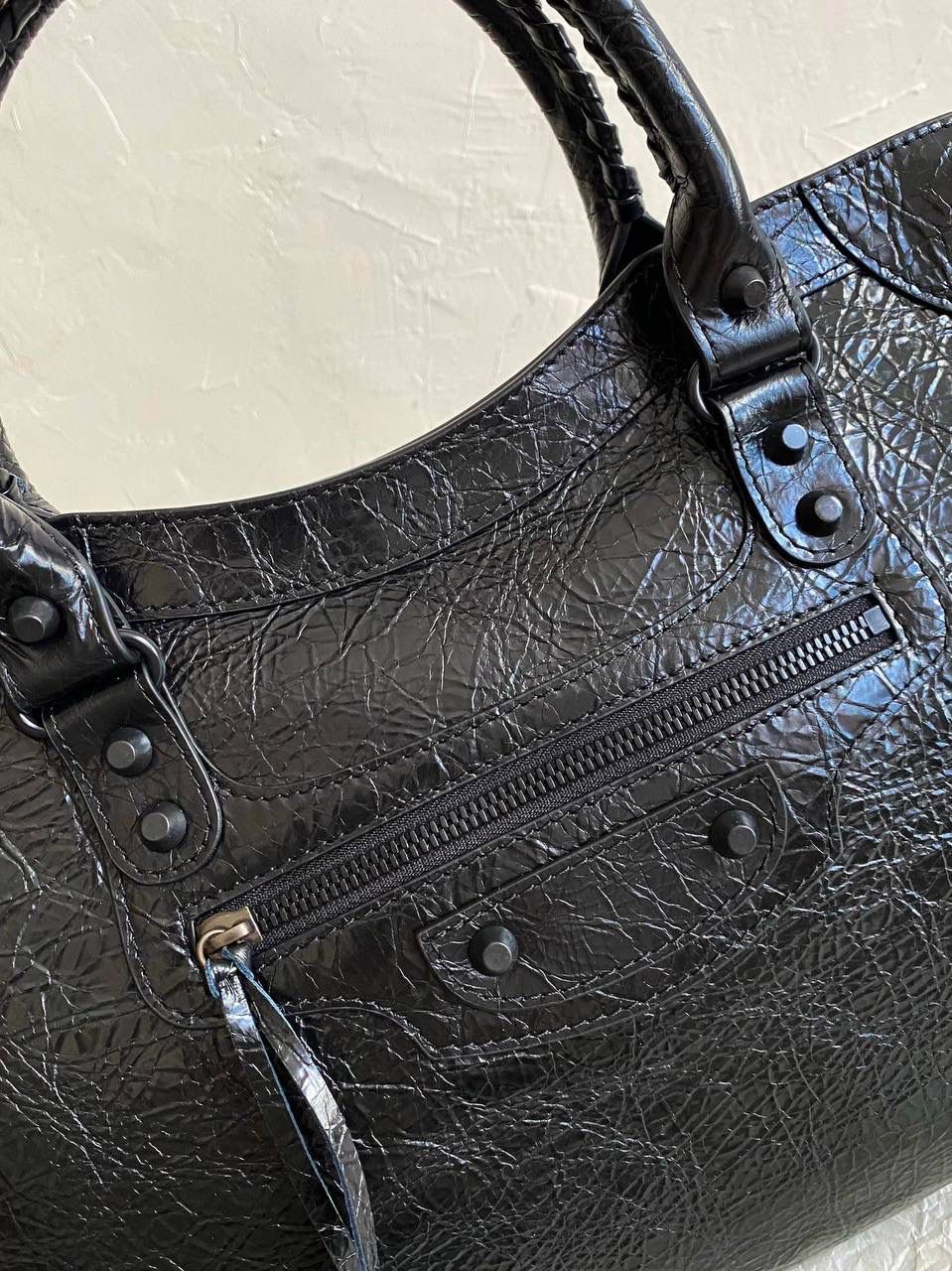 爆款🔥 ba1enciaga lie city机车包中号 黑枪🖤 哎呀，时尚真是个轮回啊 熹妃回宫！机车包24年强势回归！ 铆钉系列虽然古早，但经典 回归肯定有它的硬道理 用过city的姐妹应该都知道 它耐用 抗造 容量大 有拉链 可拎可背可挎，从日常到工作，从工作到旅行 就没有它装不下的物品 最好卖最有范儿的还得是中号 38.5×24×13.5cm797786m