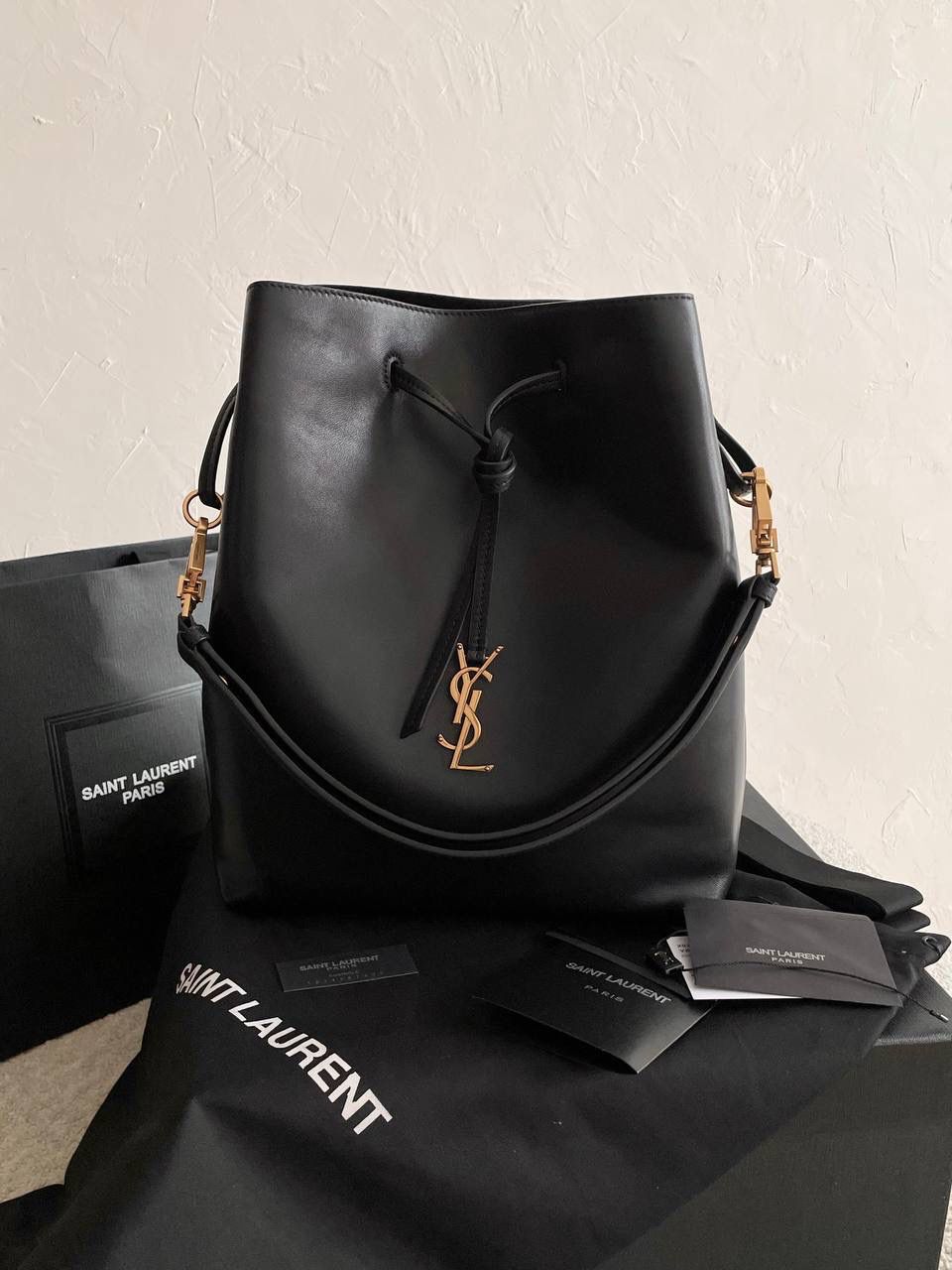 ys1 paris vii羊皮抽绳水桶包🕋 我好爱小羊皮的手感啊 摸着像婴儿皮肤一样柔软 居然被一只包包治愈了 这两年ys1的tote可以说是一骑绝尘 颜值上真心秒杀其他牌纸的托特包 这只水桶包既保留了他家飒爽姐姐风的调调 软软的包身又综合了一部分"杀气"，哈哈哈 两种背法，可腋下，可斜挎～ 容量方面就更不用担心了 托特该有的功能它都有 特别是又大又轻这一点！ 这可不是什么托特都能做到的😌 30×24×12cm804302m