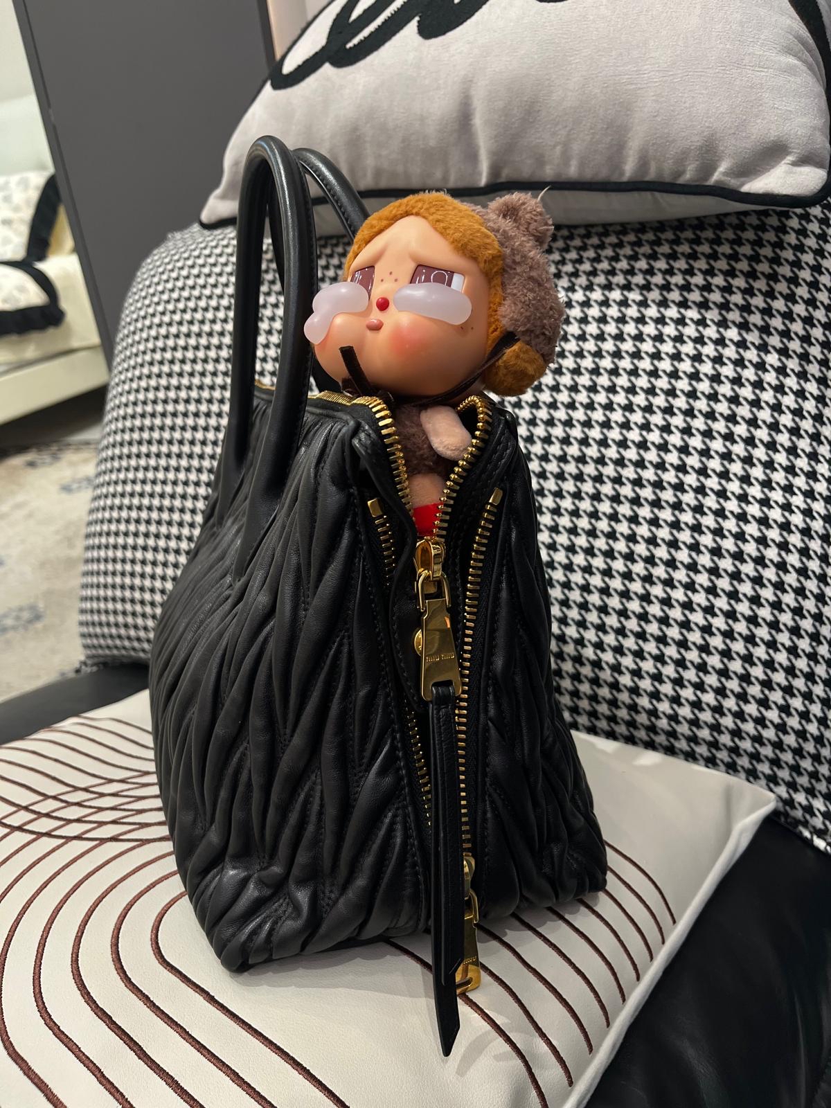 Miu Miu shoulder bag 黑金 100%Authentic, 93%New