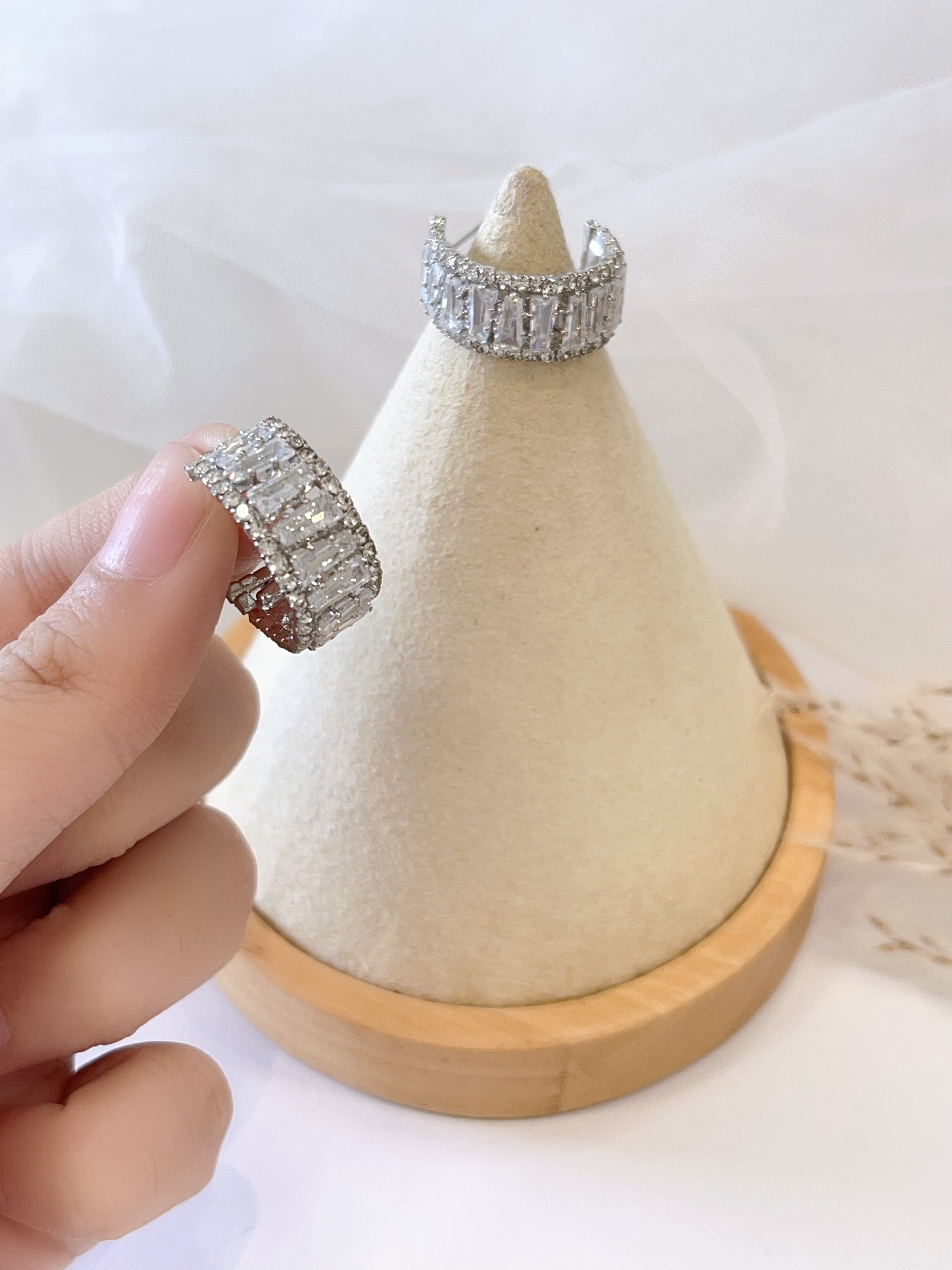 多巴胺精致锆石C字耳环