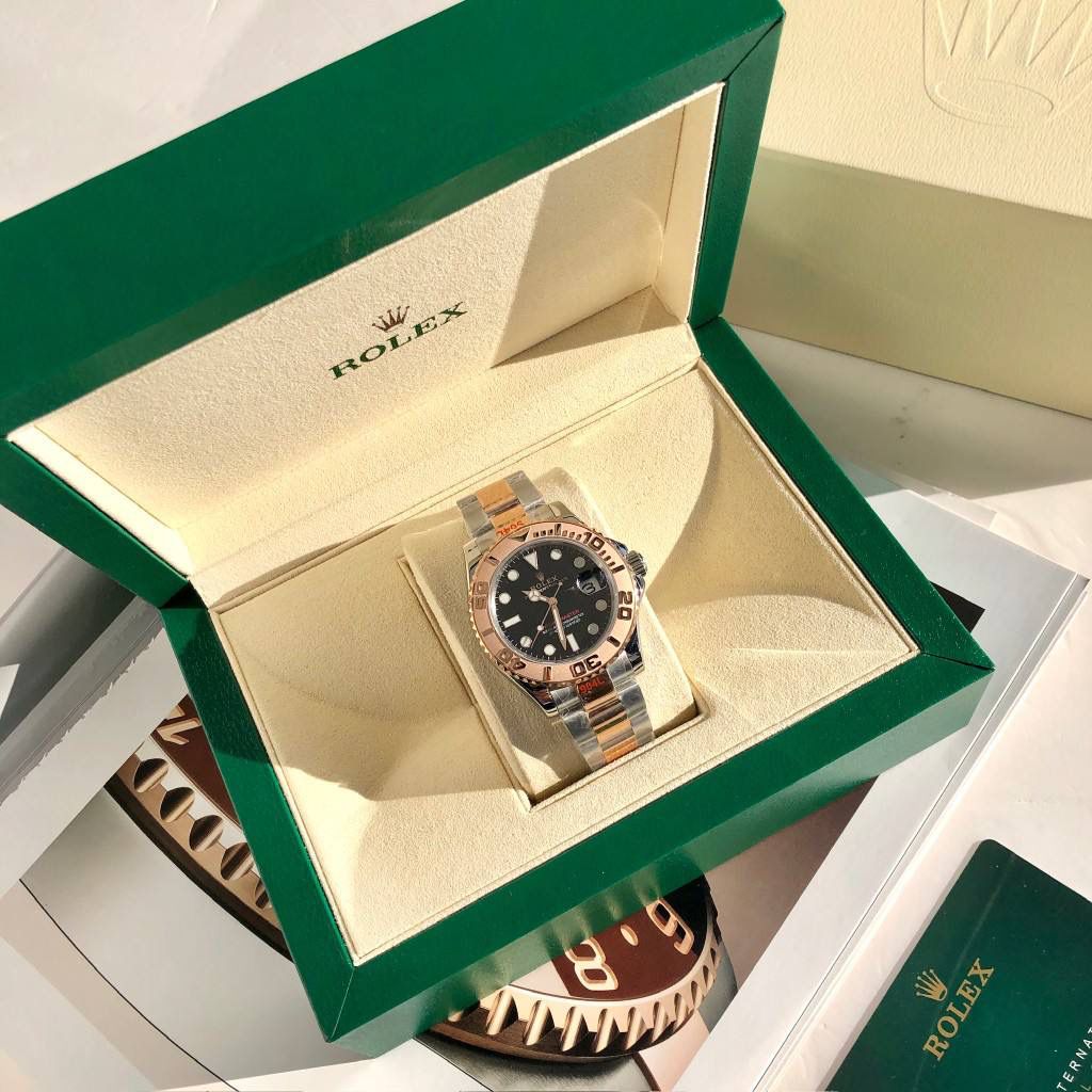 【经典名仕 一劳永逸】劳家爆款游艇名仕型系列m116621-0002男士腕表40mm间玫游艇出货，继续秉承AD家族优质特色、独家出品一表一码，三码合一 【机芯】搭载AD专注而制0️⃣返修、💯全新原装西铁城8215全自动机械机芯，走时精准，性能优异，动力储备高达48小时 【表壳】316L精钢表壳 高端同步防指纹[强]陶瓷圈口原版同步双向旋转，完美呈现与原版一致的弧度、光泽，超强高密度矿物质玻璃镜面，精致的做工完美秉承原装的潜水游泳🏊‍♀️性能 【字面】大厂同步超强夜光，夜光刻度、表针无瑕疵斑点、晶莹剔透，细节同步正品，内影圈刻字清晰，字体匀称 【表带】搭载316精钢表链可调节原装表扣