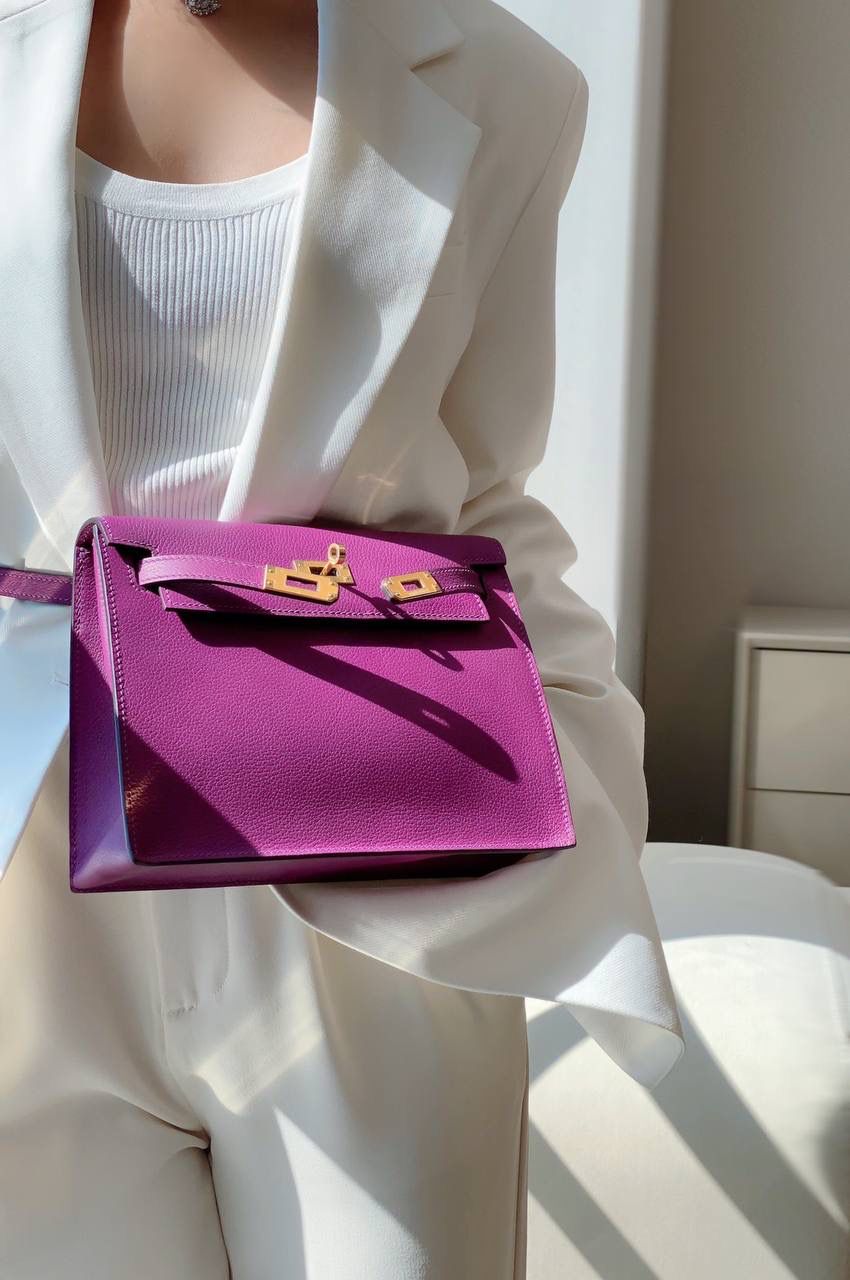 『海葵紫·金』 ‘’Kᴇʟʟʏ ᴅᴀɴsᴇ • Evercolor 🎀 时尚圈就是一个圆！ 最厉害的就是六种背法： 斜背、侧背、肩背、腰包、背包、手包 集美们一定要安排起来‼️ 22Cm