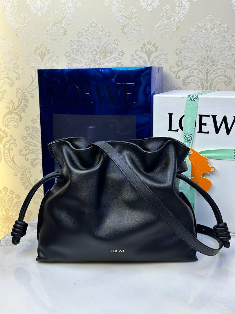 全新升级—𝙁𝙡𝙖𝙢𝙚𝙣𝙘𝙤出货啦✅ ❤️升级版福袋正面新增品牌烫金𝙇𝙤𝙜𝙤代替压印𝙇𝙤𝙜𝙤，肩带加宽同时增加两侧狗扣五金代替原本皮穿扣肩带，精致又便捷🥰 ❤️独家定制皮料五金，小牛皮皮质手感十分柔软且耐用，肩带🉑拆卸🉑调节，多种背法任你选择，容量超大，日常出行必备😍 ❤️独家品控，完全对版细节，全套礼盒🎁包装给你满满的仪式感🥰 中号尺寸：𝟑𝟎-𝟐𝟒.𝟓-𝟏𝟎.𝟓𝐜𝐦 款号：052028黑色