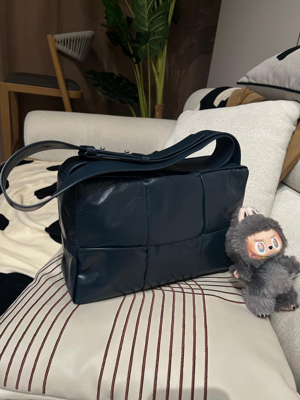 BOTTEGA VENETA BV CASSETTE SHOULDER BAG  100%Authentic,98%new ✅dust bag W29cm x W10cm x H18cm