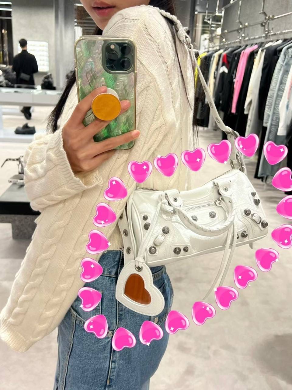 ⏰ ba1enciaga duffle cagole波士顿机车包白色🍚 机车系列壮哉，又出新款咯～ 这只出来也是一眼爱 波士顿的包型真的不要太实用 手拎有腔调，斜挎也不违和 依旧采用原厂意大利VignolaNobile皮料 你们懂的😎 19.8×14×11.9cm743356m