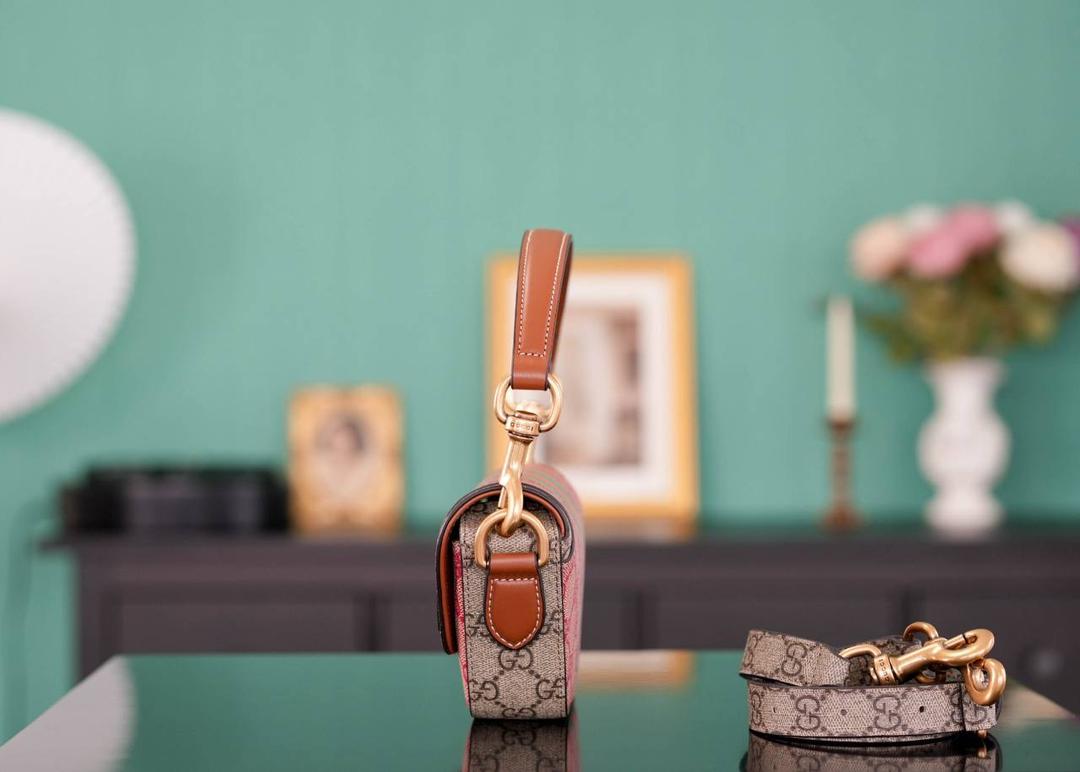 🥯新年系列GG迷你手提包 正品售价,400 GG中国新年系列烂漫色彩尽情盛放，鲜艳缤纷活泼的色彩彰显春日热情， 简约的梯形设计，丰富的色彩搭配，可轻松驾驭不同造型～ 官方款号 723762 尺寸：13-18（最宽处）x 10x 4.5cm