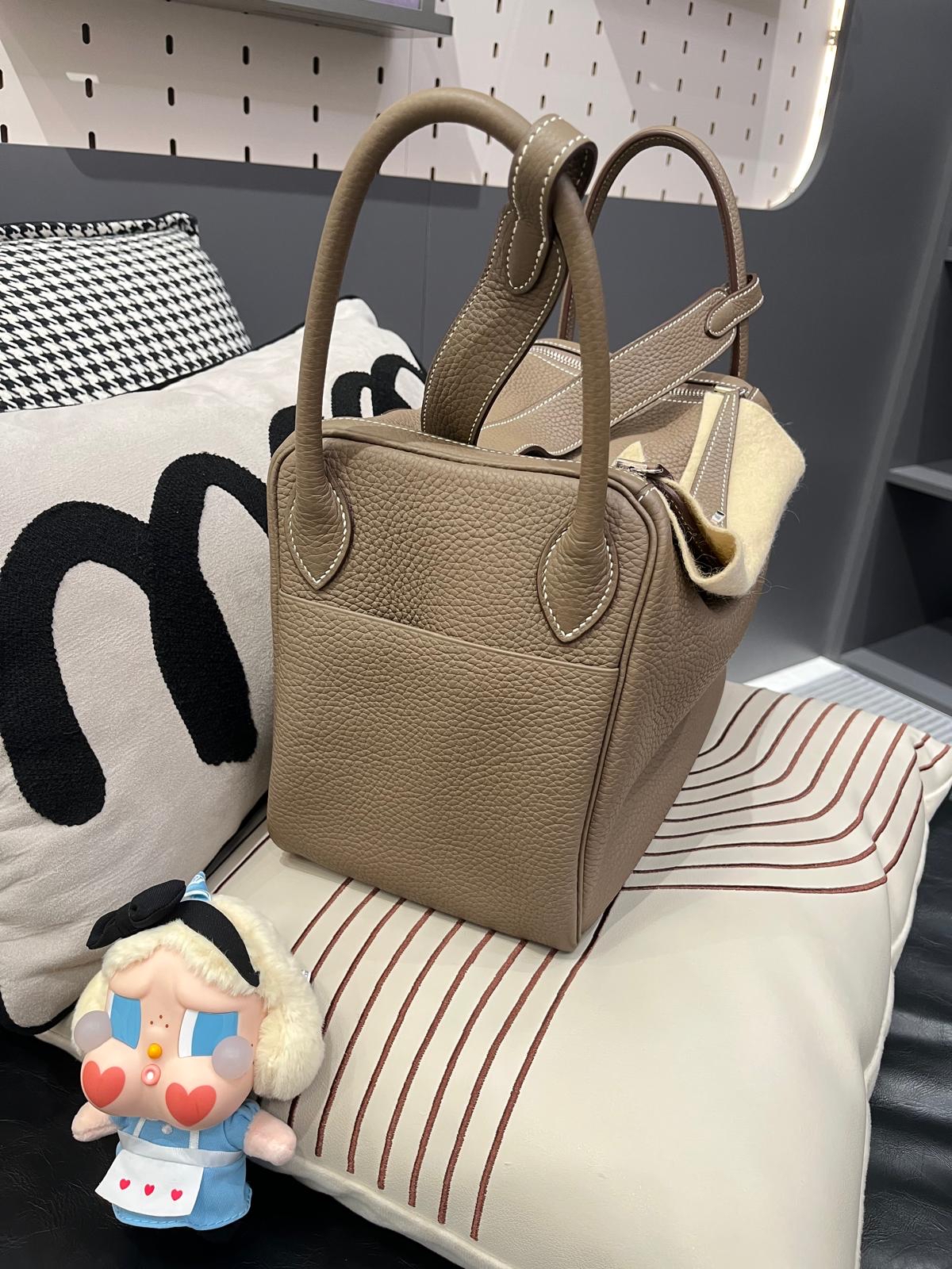 Hermes Lindy 30 Stamp C 大象灰銀扣 TC牛皮 100%Authentic, 98%New ✅Dust bag✅Raincoat ✅Box