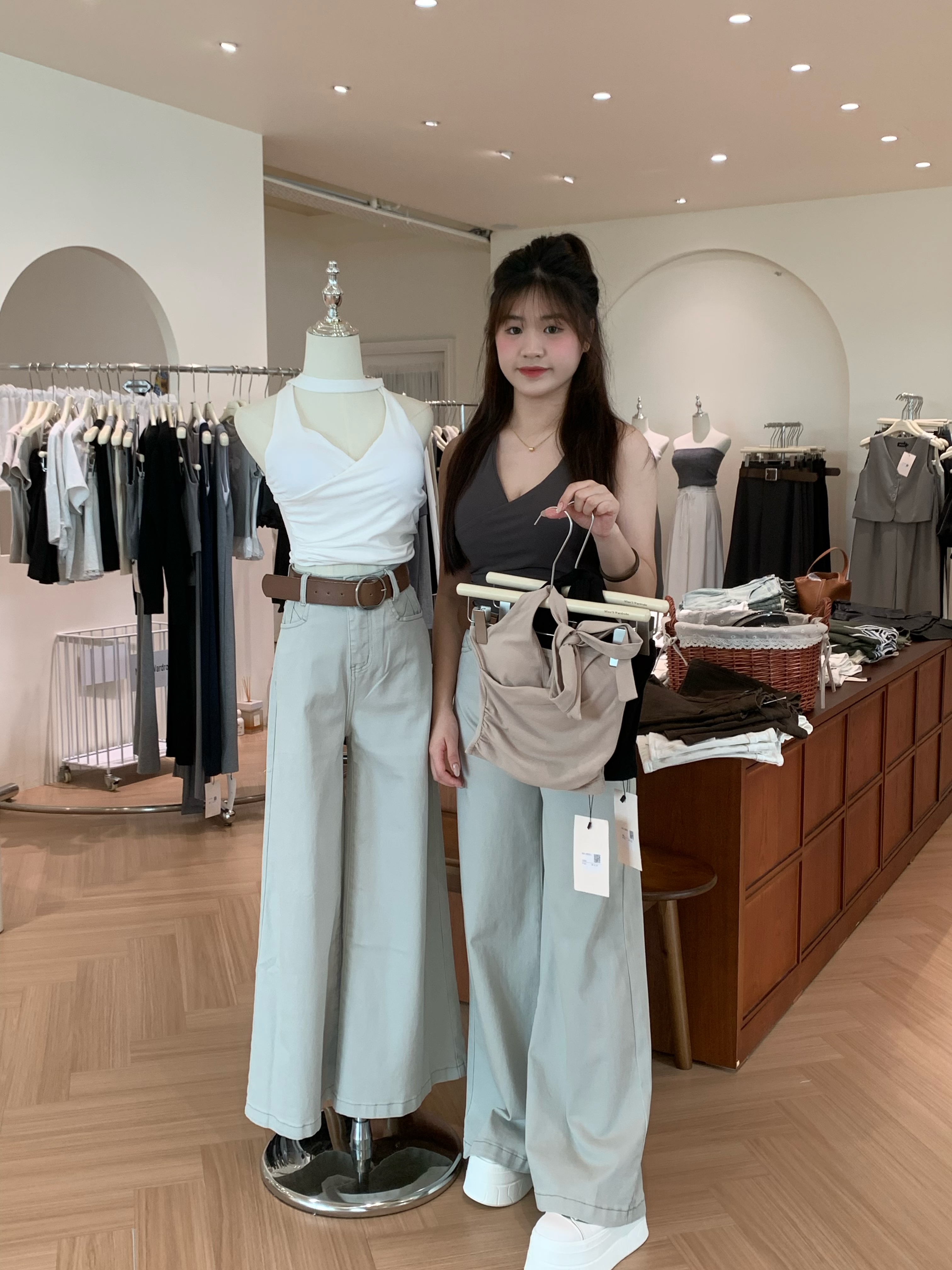 4543 Bare Ease Halter Top 轻裸感挂脖上衣