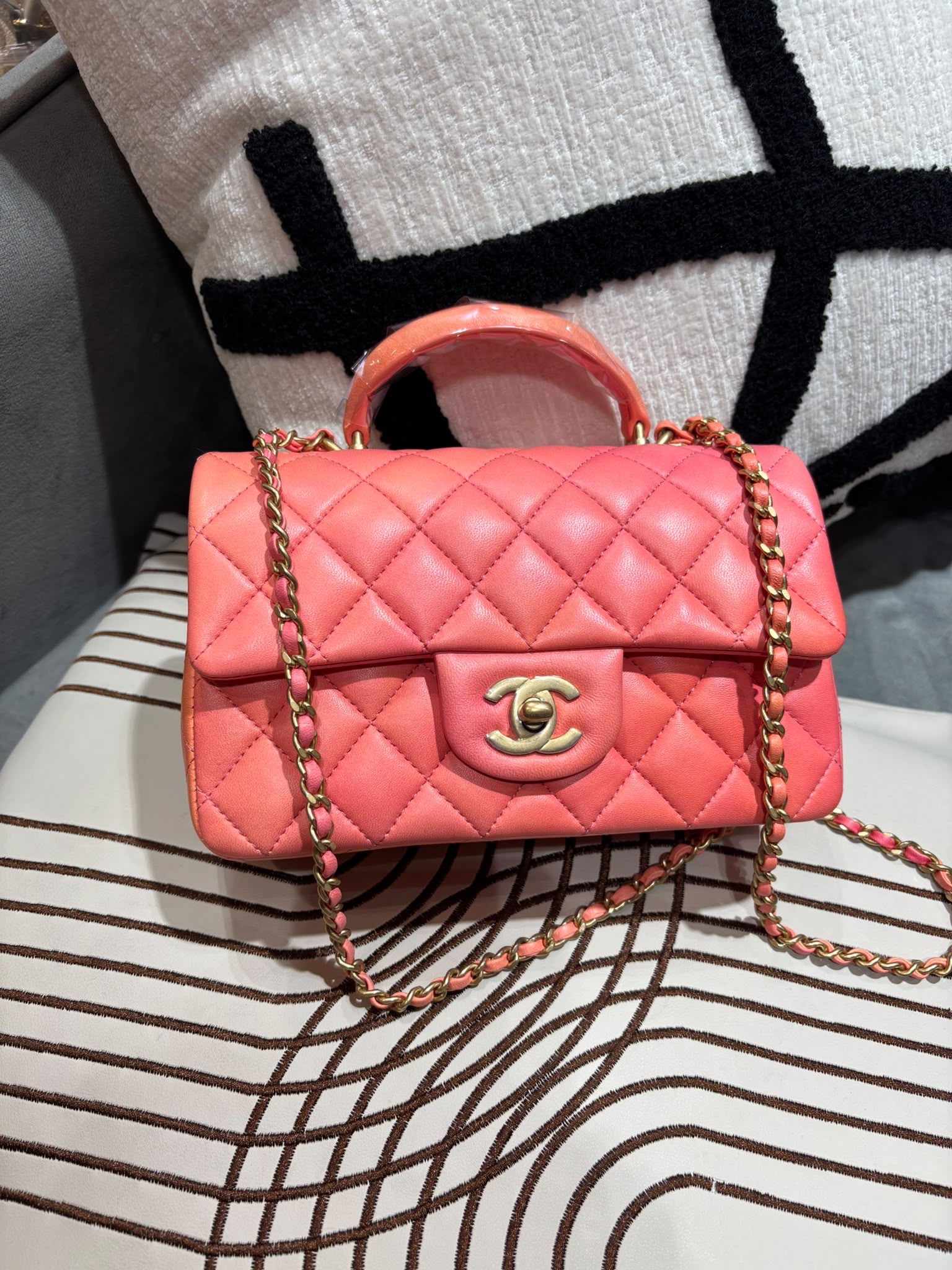 全新 Chanel mini flap bag with Top handle cf20cm 100%Authentic,100% new全新貨品   ✅專門店收據✅晶片✅dust bag✅盒
