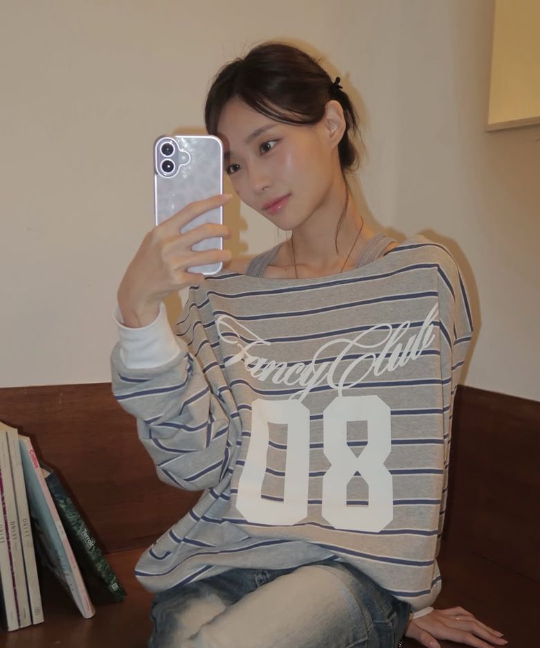 🇰🇷訂購｜FANCY CLUB 25FW｜Stripe One Shoulder Sweatshirt 