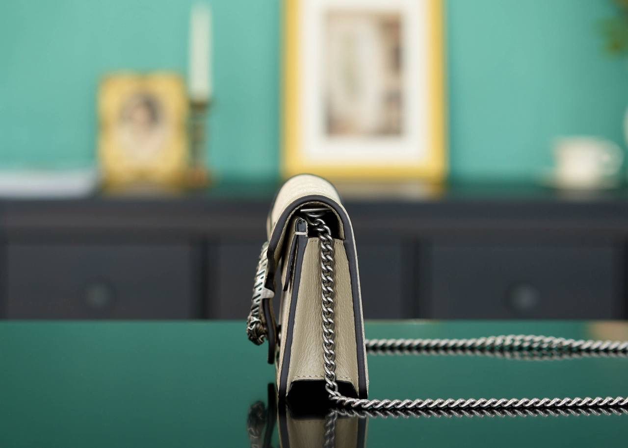 🥯GG Dionysus系列超迷你手袋酒神 燕麦色 16.5cm 正品售价¥8.000 GG家入门级小包推荐，酒神里面的经典基础款 经典酒神扣搭配原厂小牛皮 出镜率非常高 简直是穿搭利器 官方款号 476432 尺寸迷你：16.5x10x4cm 尺寸小号：28x17x9cm