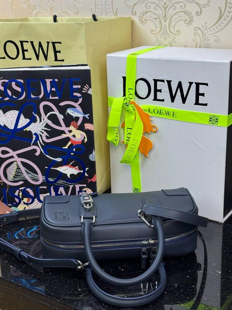 🎈𝗔𝗺𝗮𝘇𝗼𝗻𝗮 23 𝗖𝗿𝗼𝗽𝗽𝗲𝗱保龄球包 ——【杨幂同款‼️独家新品】 尺寸：𝟮𝟯-𝟏𝟏-𝟏𝟎𝗰𝗺 编码：012404 【配全套礼盒】 颜色：深海军蓝 ❤️采用超柔纳帕小牛皮•延续标志性𝘈𝘮𝘢𝘻𝘰𝘯𝘢标识搭配小挂锁🔒作为新图标•重塑为修长法棍比例。 ❤️外部双拉链设计•搭配可调节可拆卸的长肩带•多样化背法😎容量大•小巧包型为当下时尚之追求。