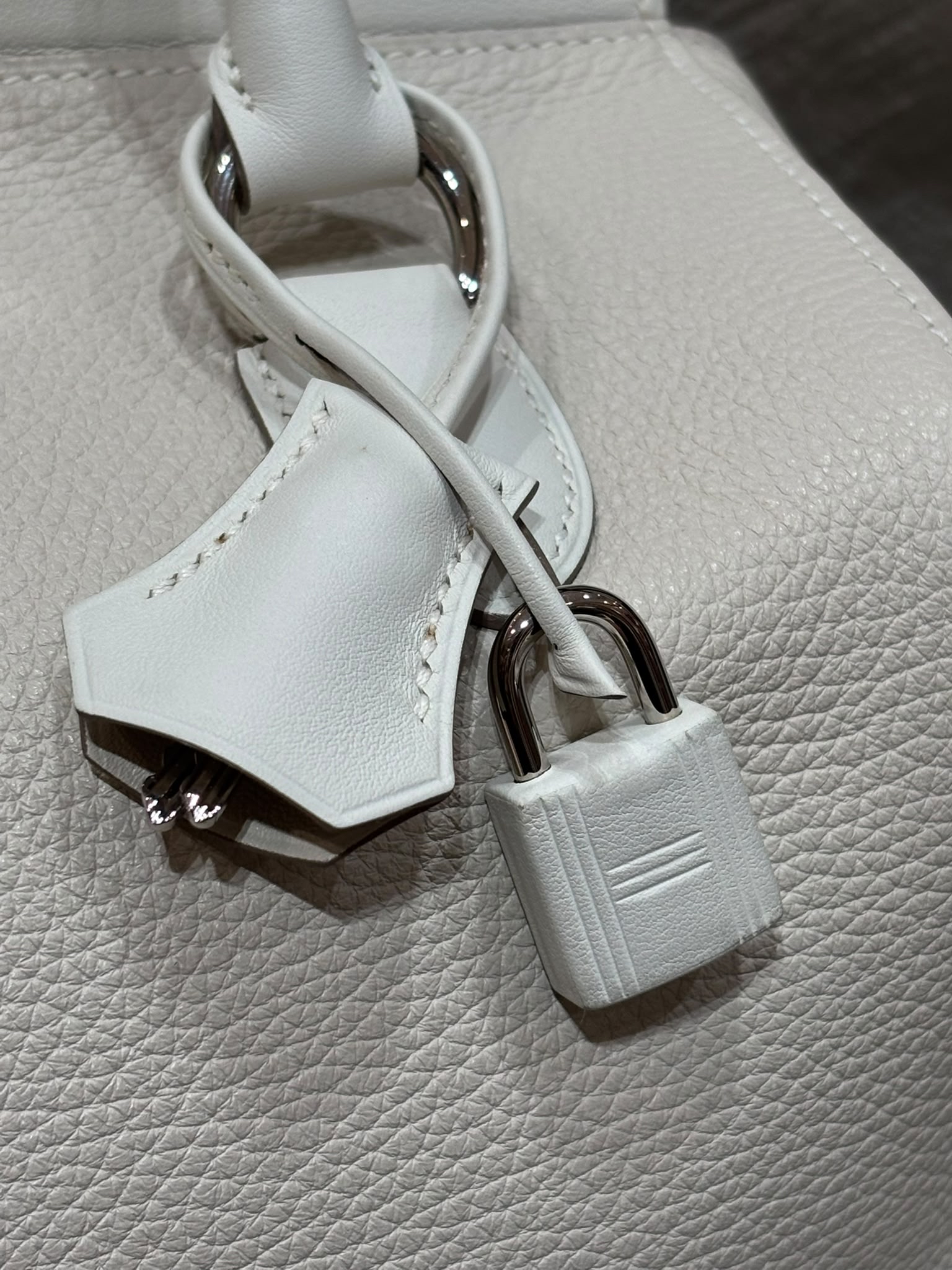 Hermes Toolbox 26 Stamp T 奶昔白 100%Authentic, 98%New ✅Key Lock ✅Strap ✅Dust bag