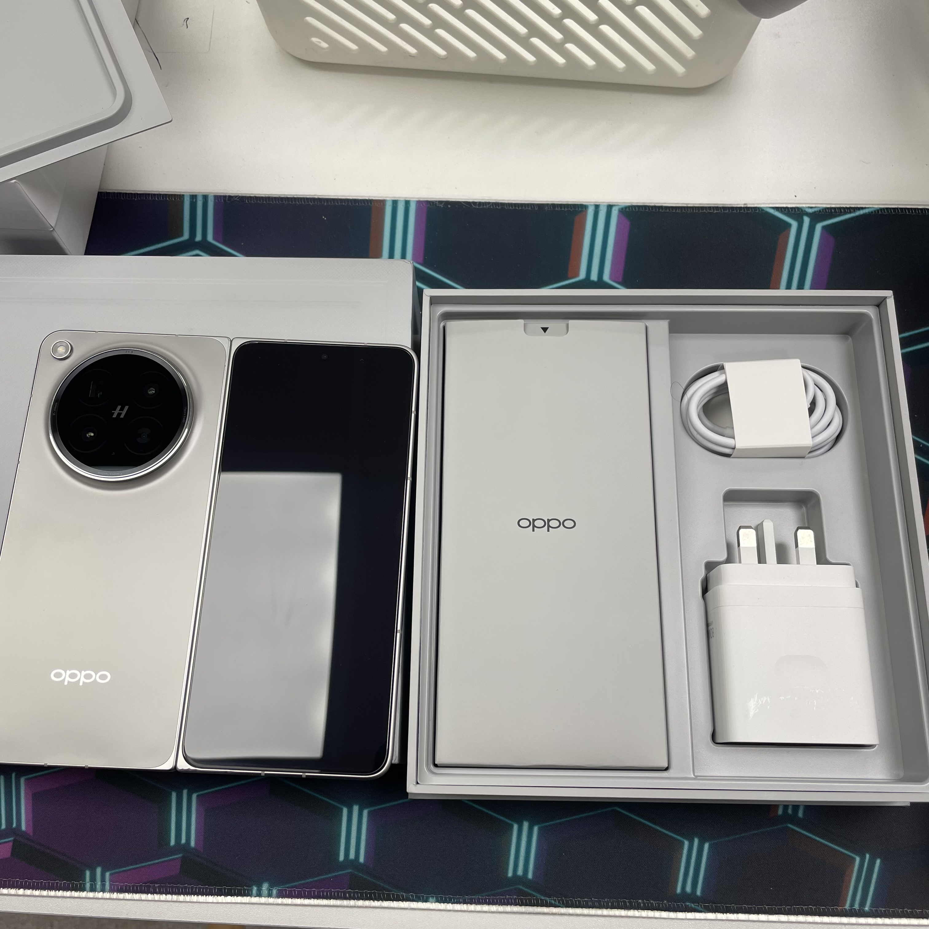*6594 Oppo Find N6 勁靚機 16+512GB 深空鈦 gray